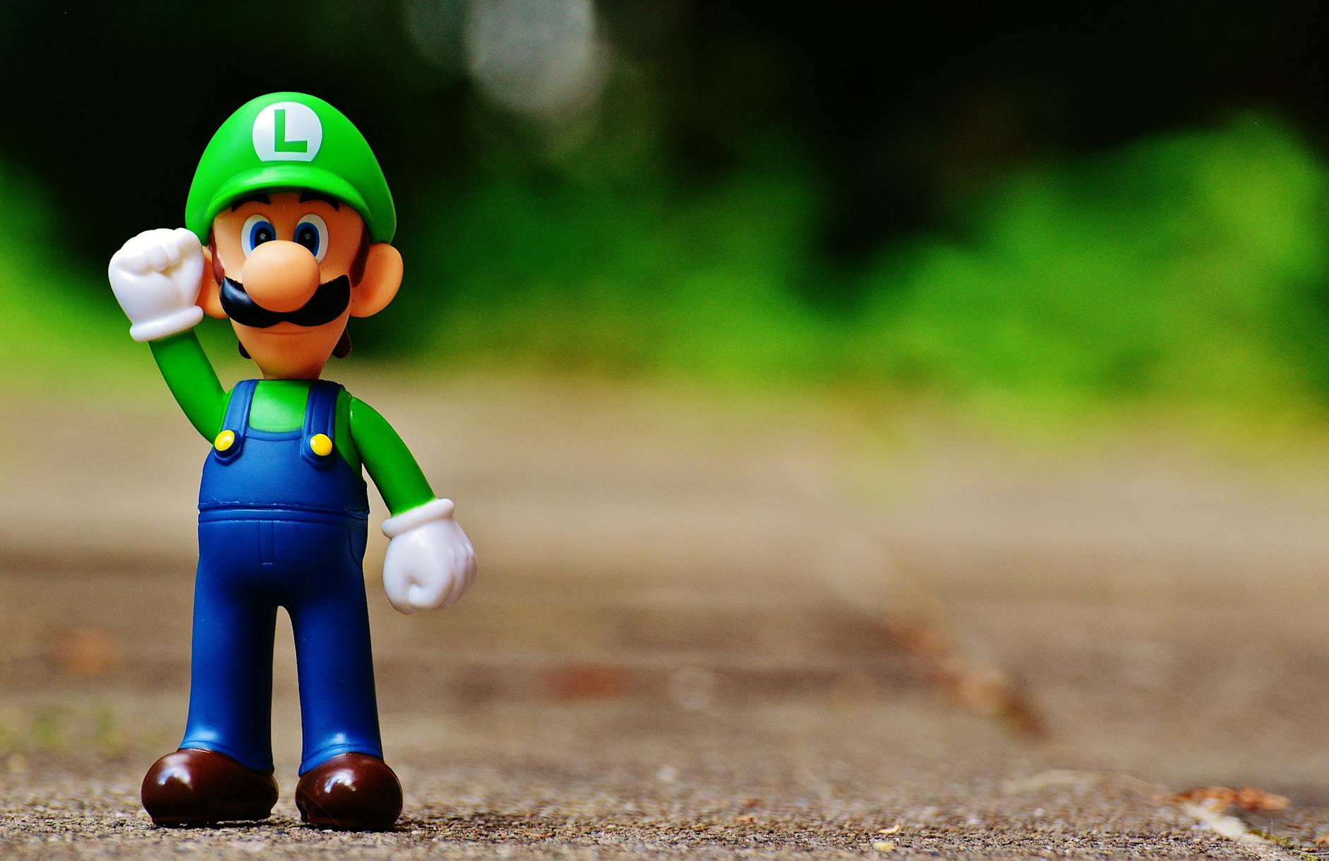 photographie de mise au point peu profonde de la figurine en plastique luigi