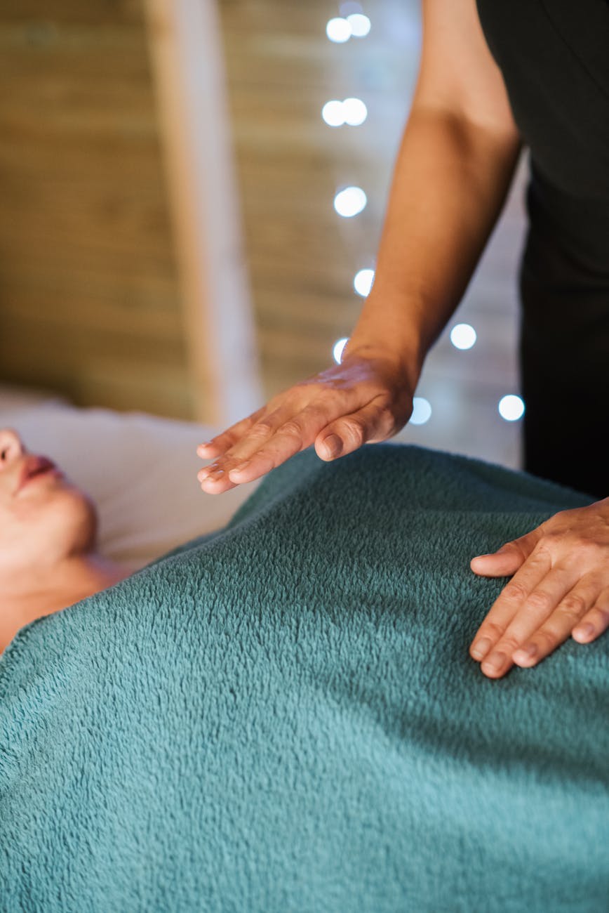 dame beneficiant d un massage du masseur dans la chambre