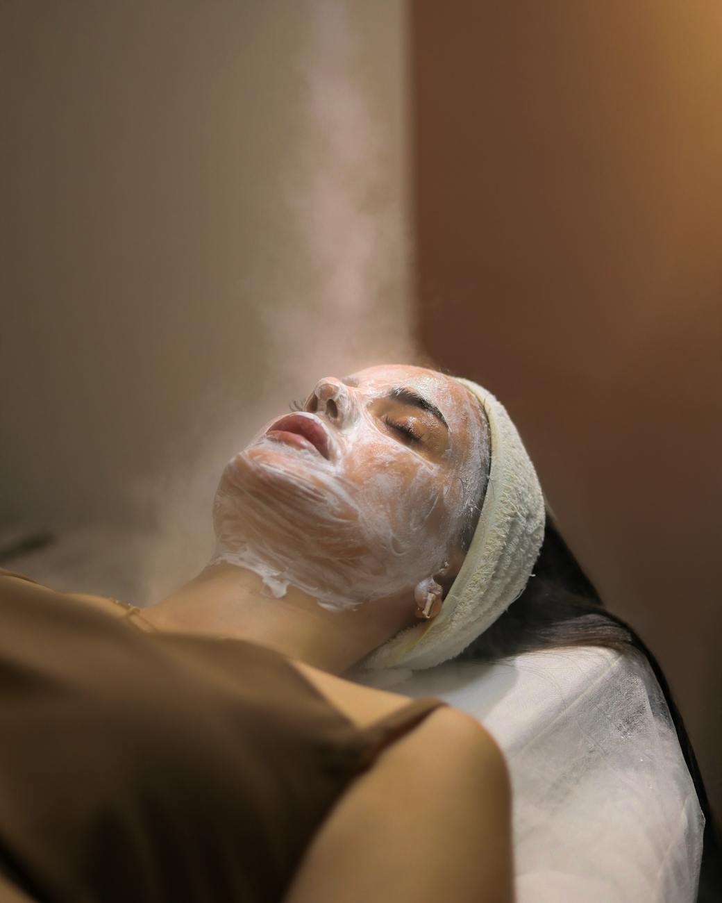 seance de spa sereine avec masque facial et soin vapeur pour le rajeunissement de la peau dans une clinique de beaute d istanbul