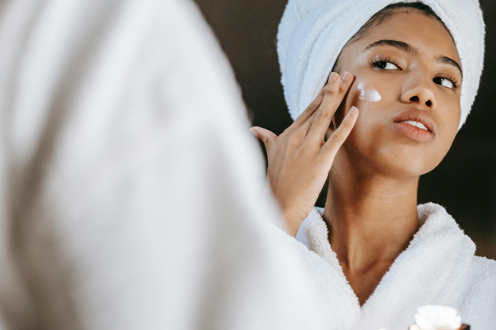 femme en robe blanche couvrant son visage avec une serviette blanche