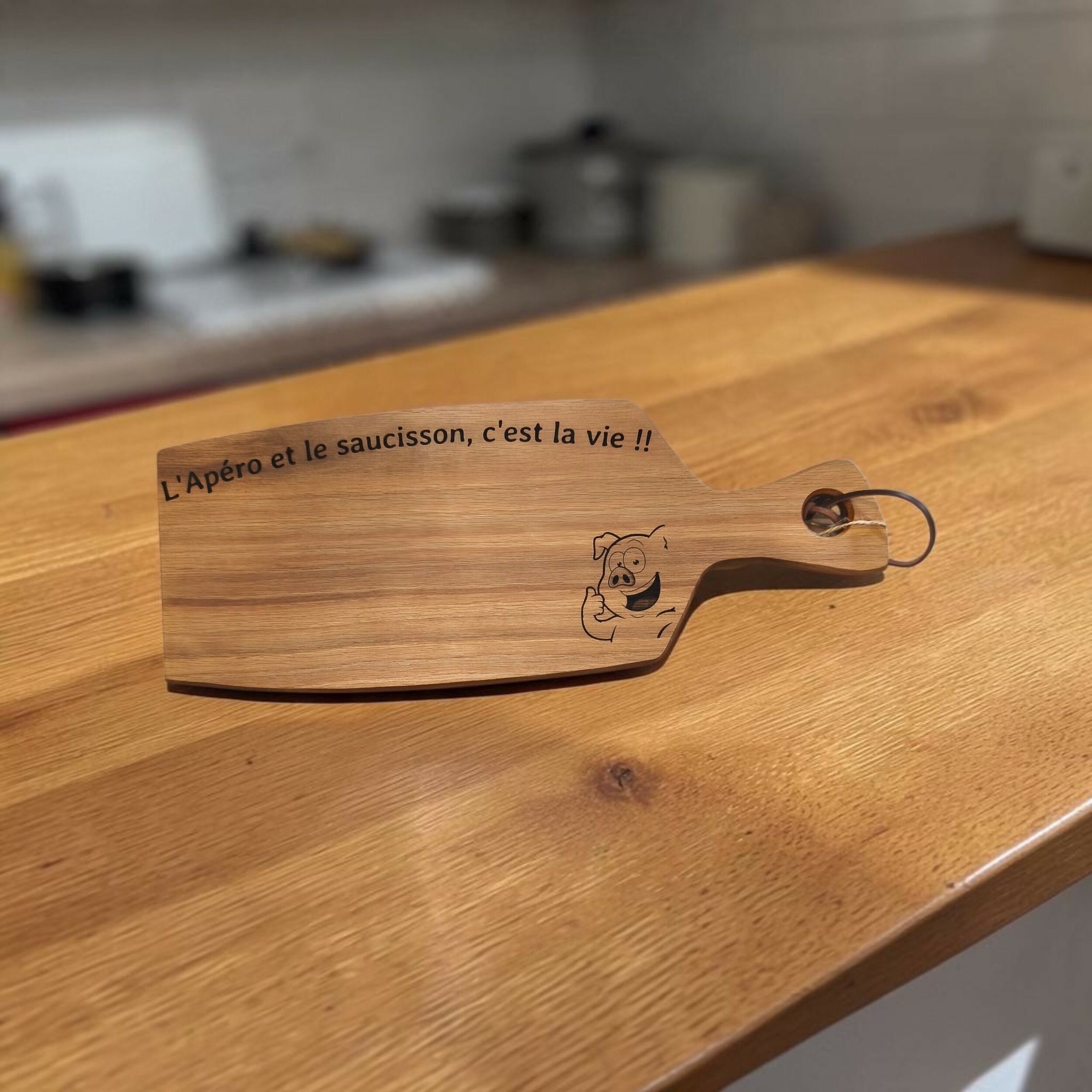 planche artisanale en chêne " lapéro et le saucisson cest la vie"