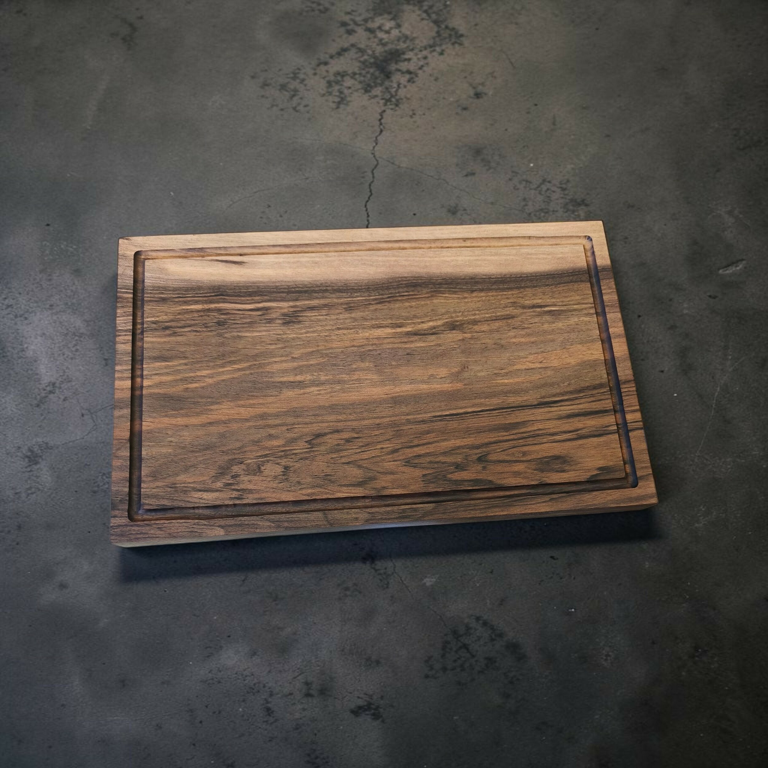 planche à découper en noyer sur pieds