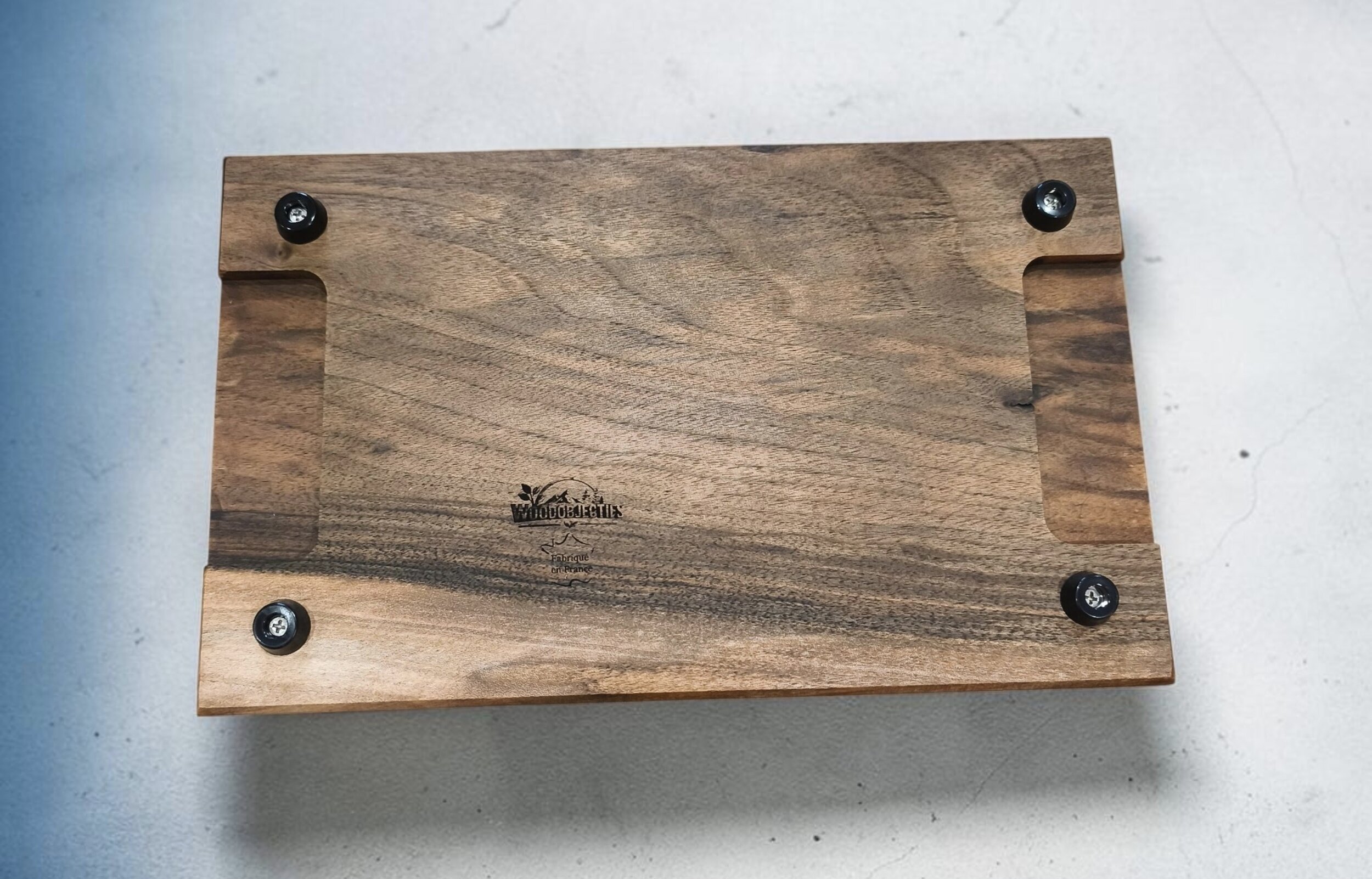 dessous de planche à découper en noyer