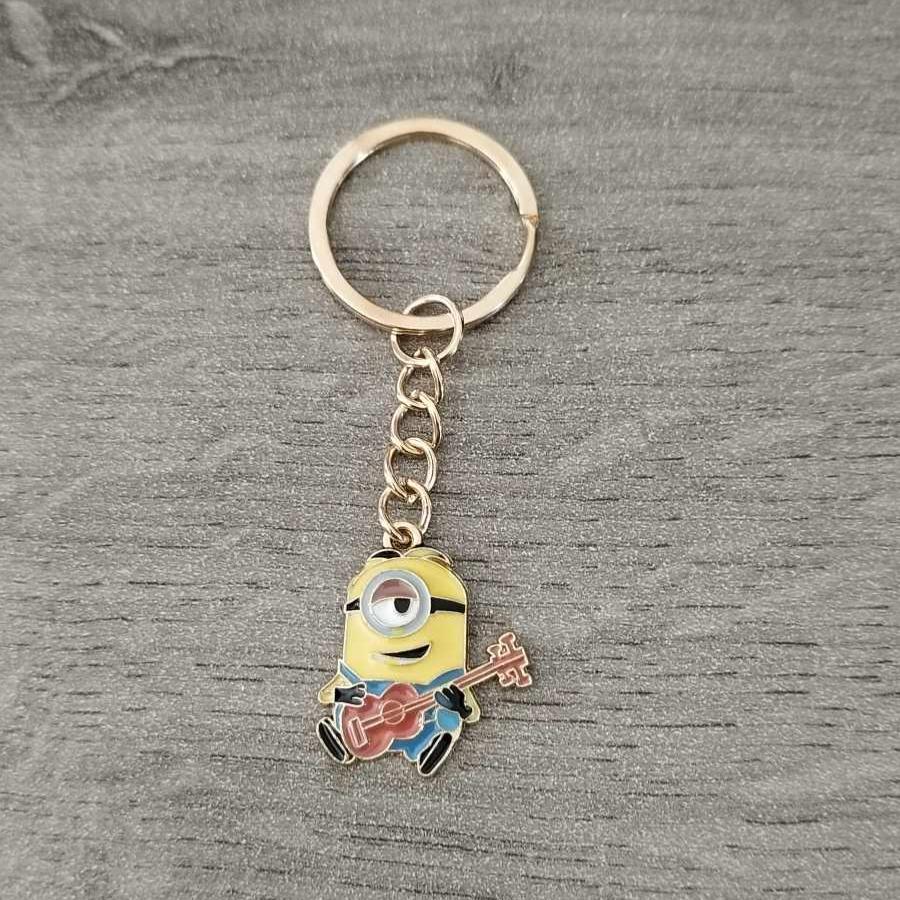 Porte-cles-minion-musicien-zoom
