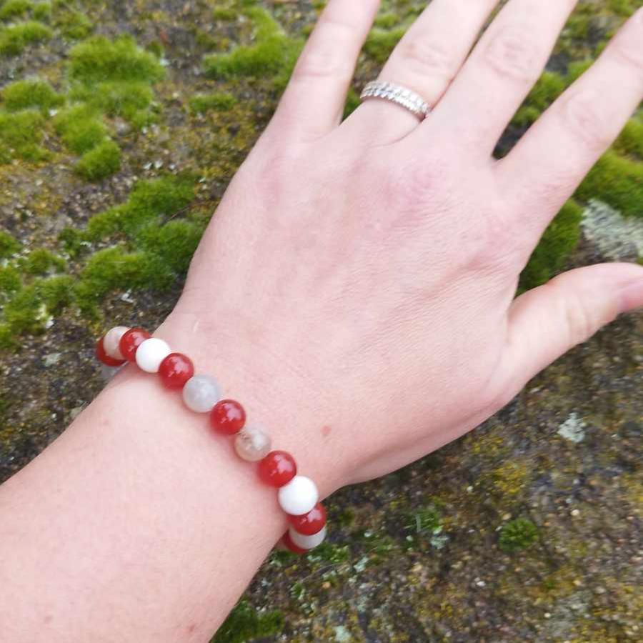 Bracelet-fertilite-en-pierres-de-lune-et-cornalite-zoom