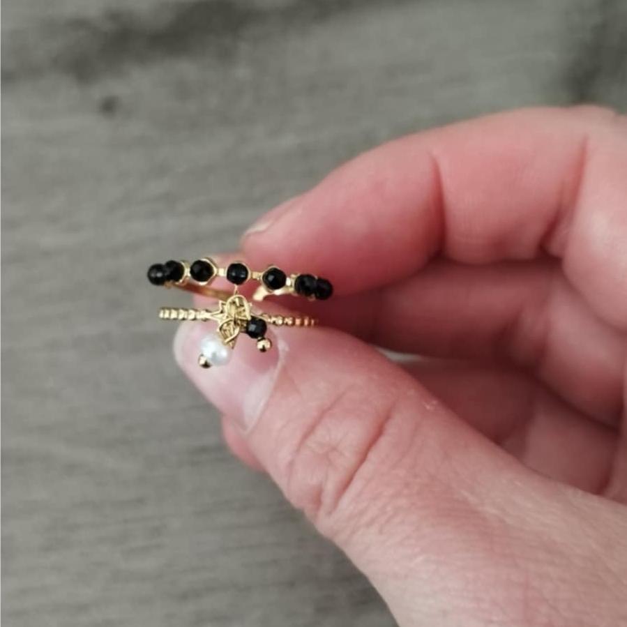 Bague-doree-Maelie-noire-1-zoom