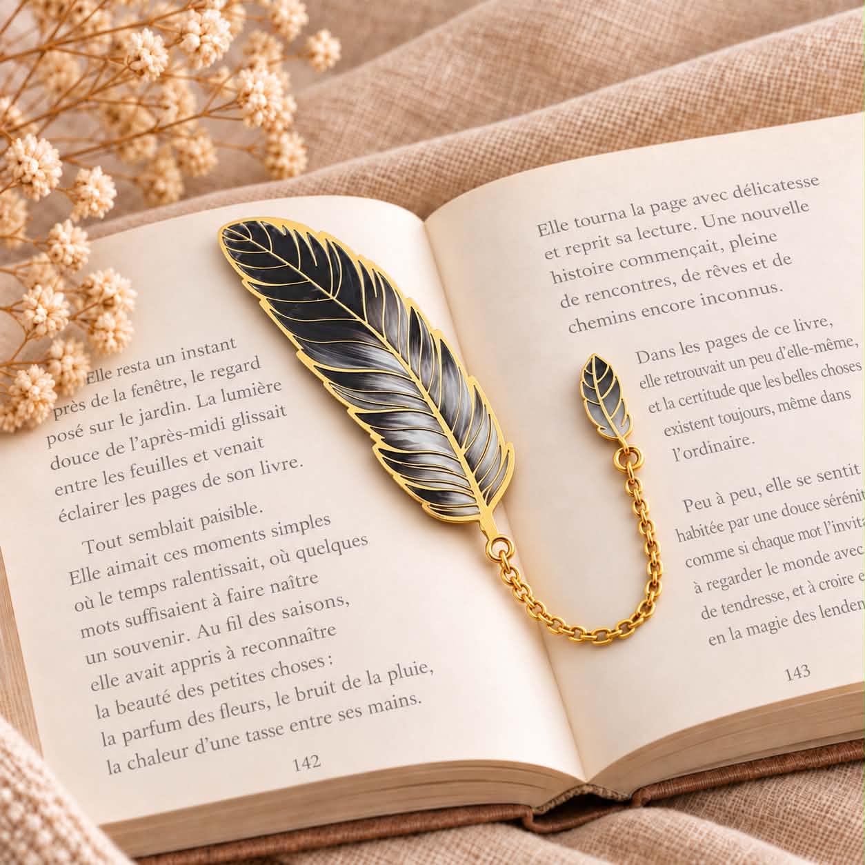 Marque page Plume noire et dorée