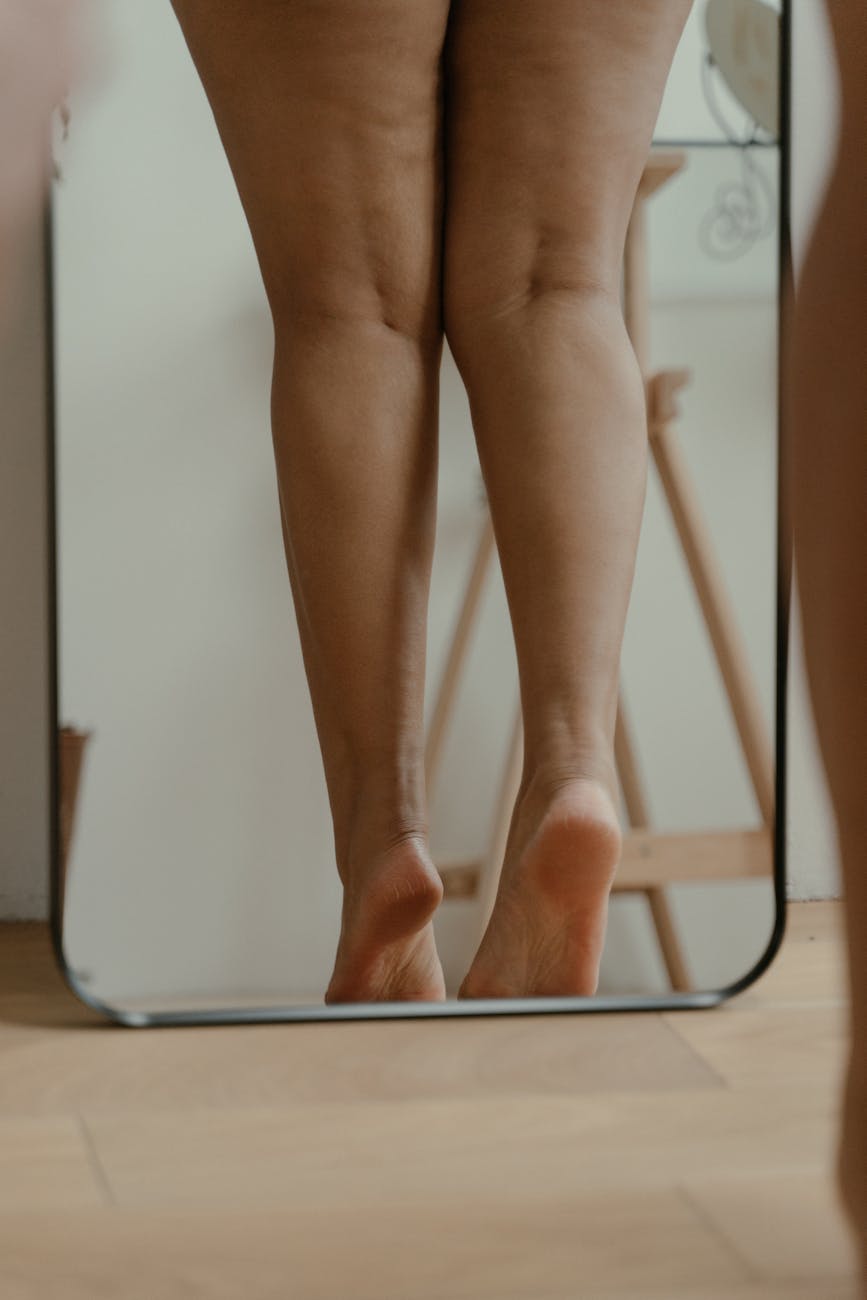 photo des jambes d une femme sur un miroir