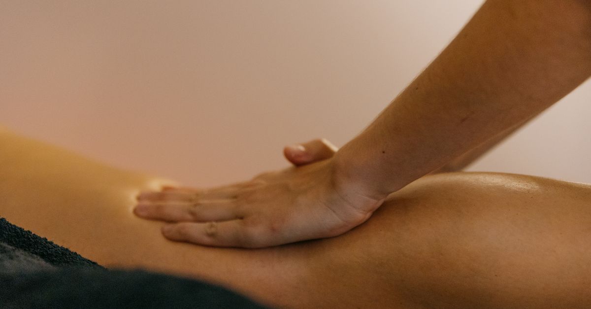 gros plan sur une main donnant un massage therapeutique relaxant mettant en avant le bien etre