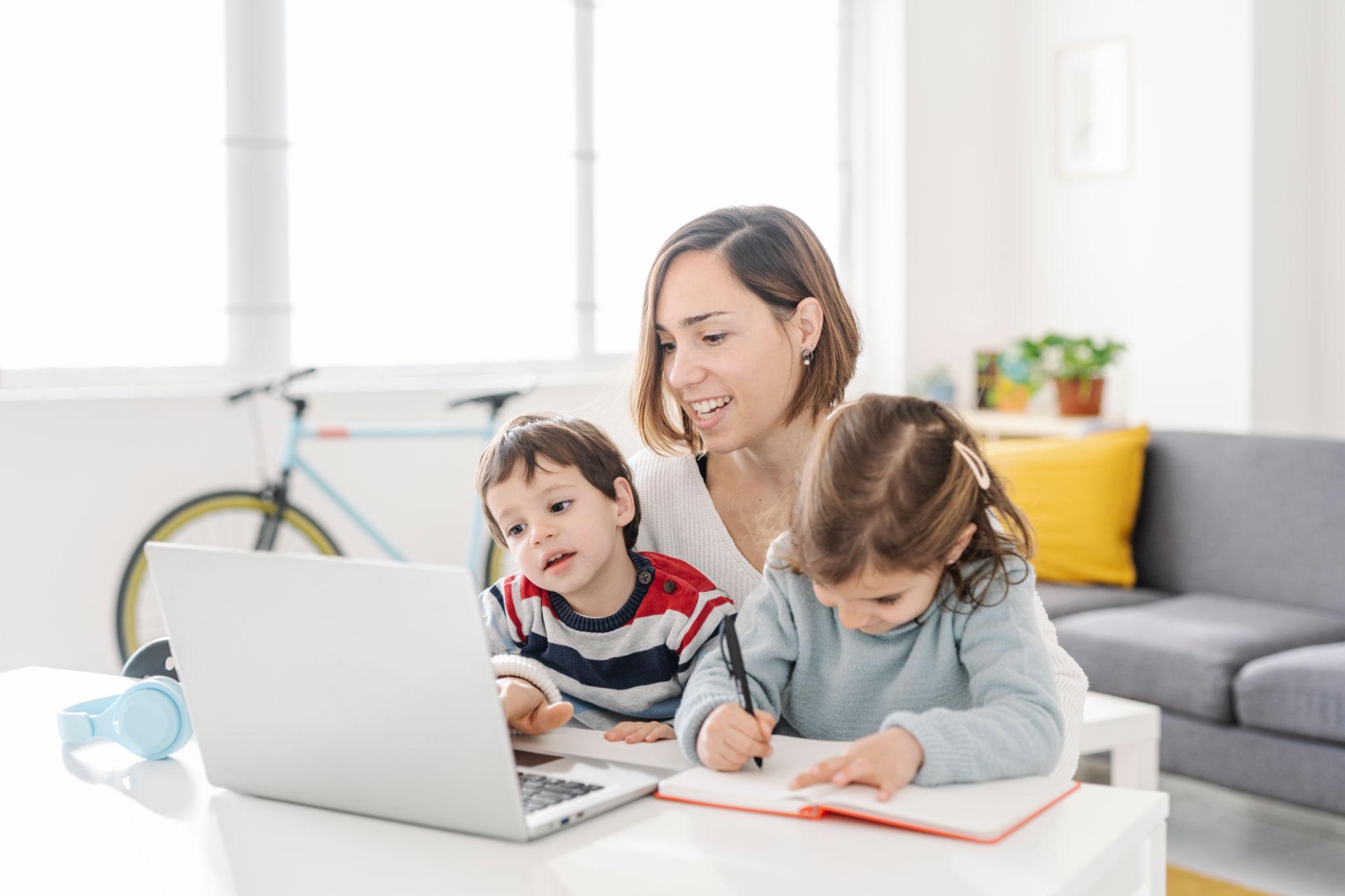 S’occuper des enfants en télétravail : comment mieux organiser ses journées à la maison