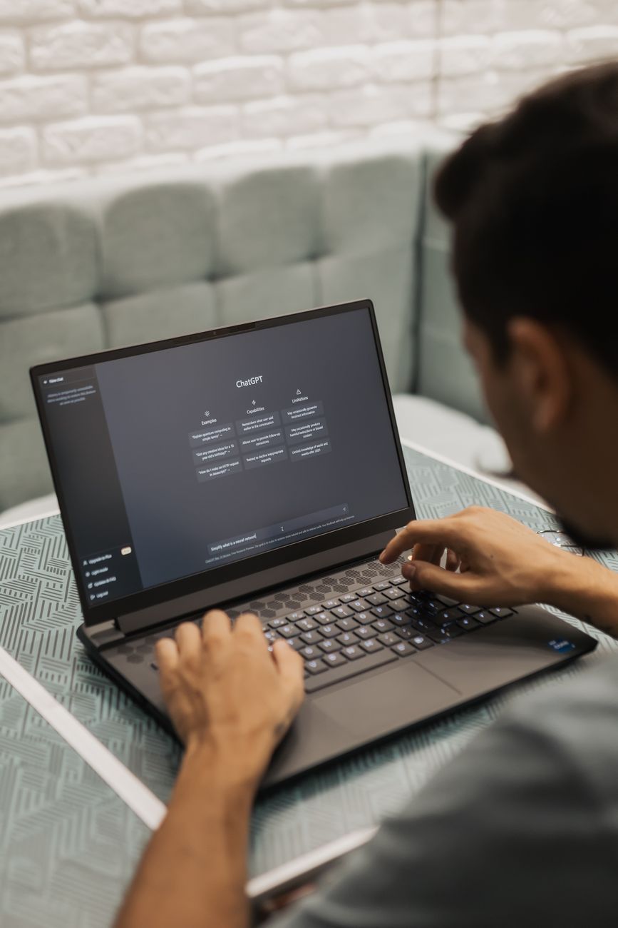 Intelligence artificielle en télétravail : l’utiliser sans se sentir dépassé