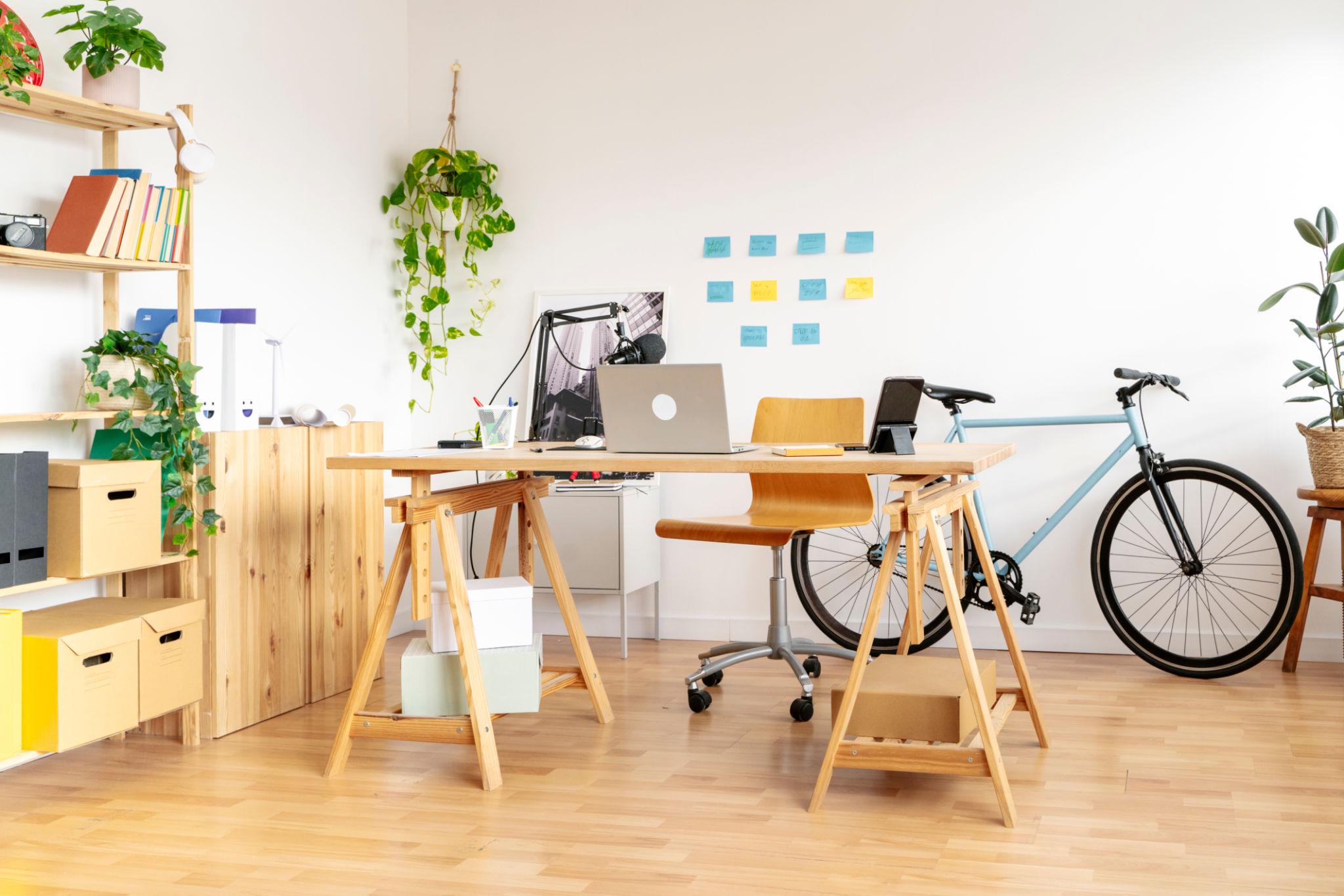 Bureau à domicile en bois avec ordinateur portable, étagères et rangements