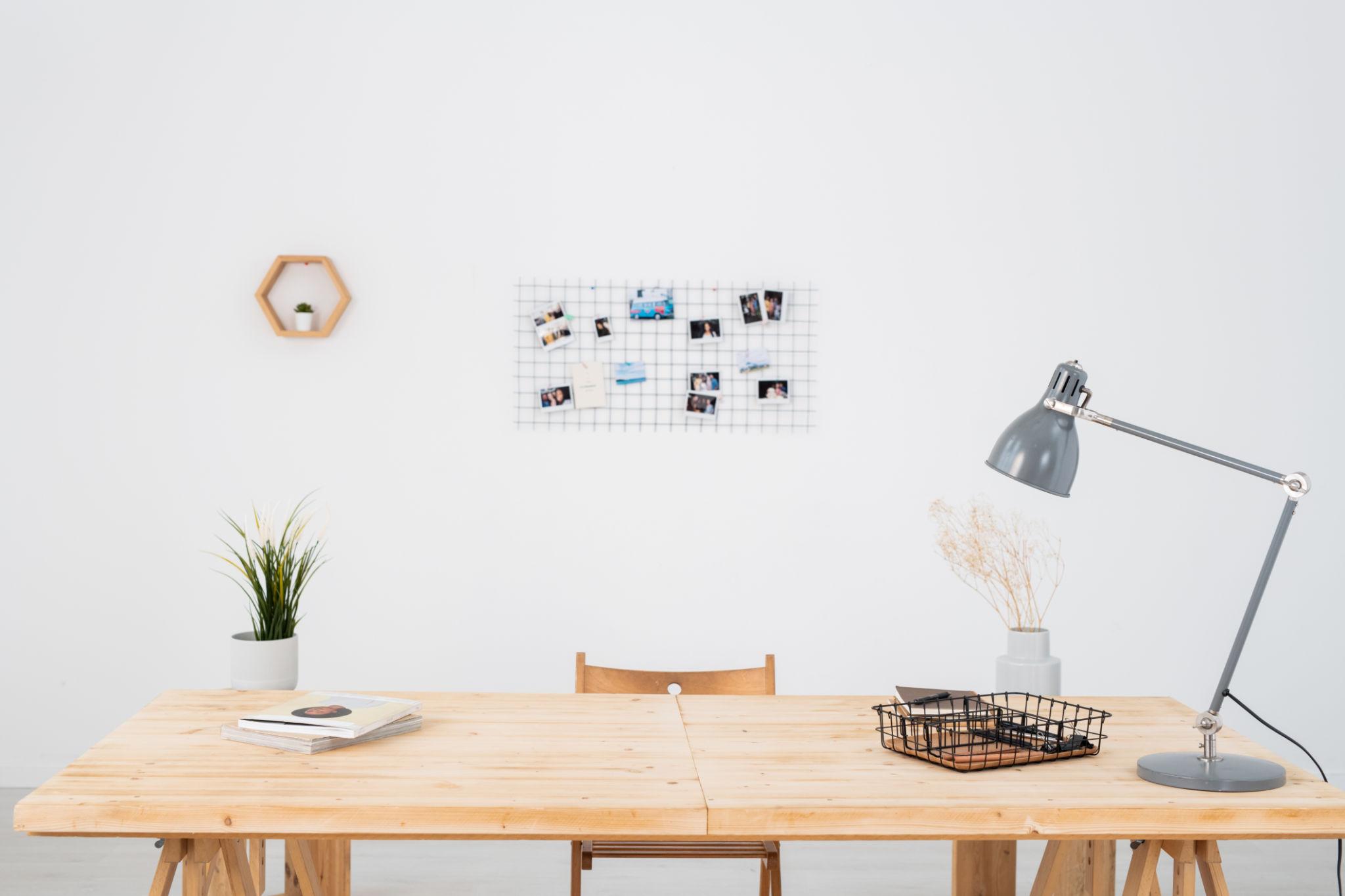 Table de travail en bois dégagée, avec lampe et corbeille à documents