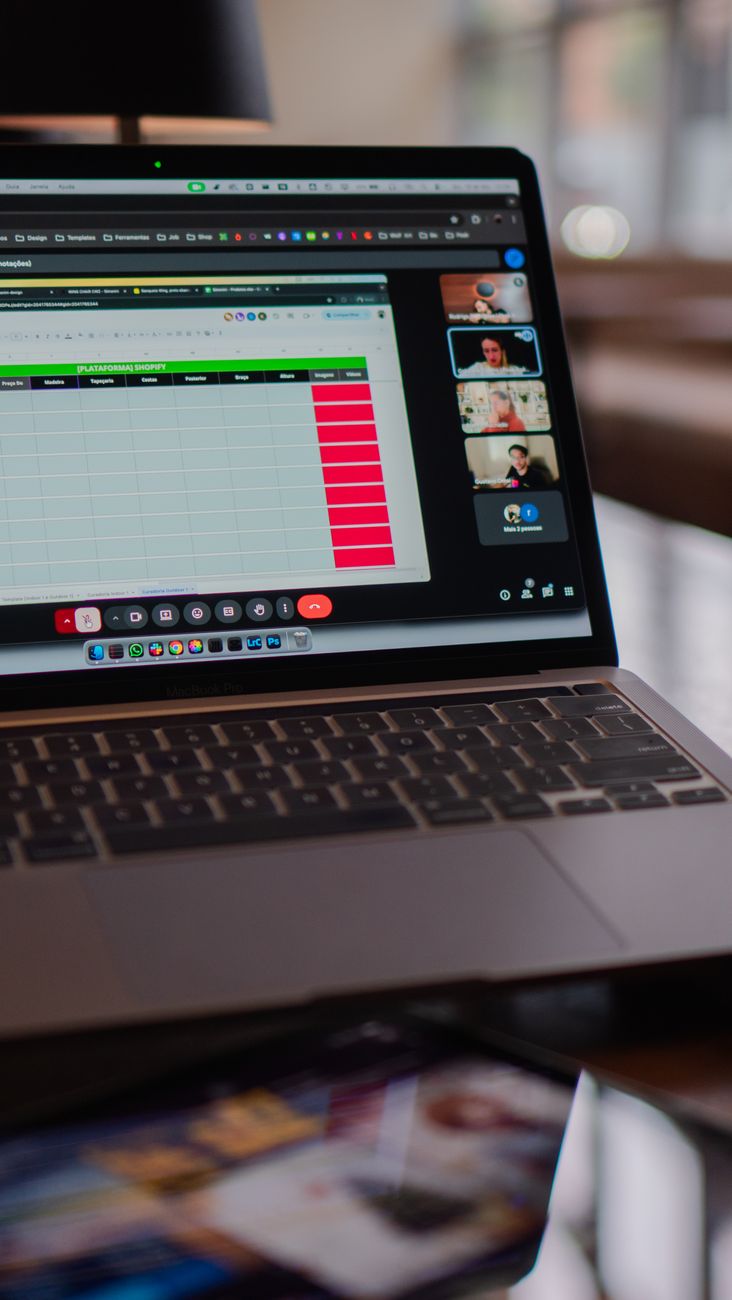 Ordinateur portable affichant une réunion vidéo et un document partagé