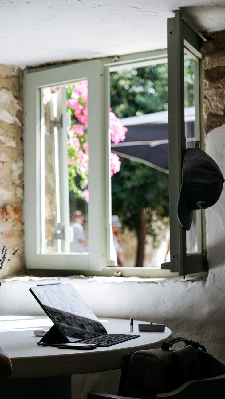Poste de travail avec tablette et clavier près d’une fenêtre ouverte