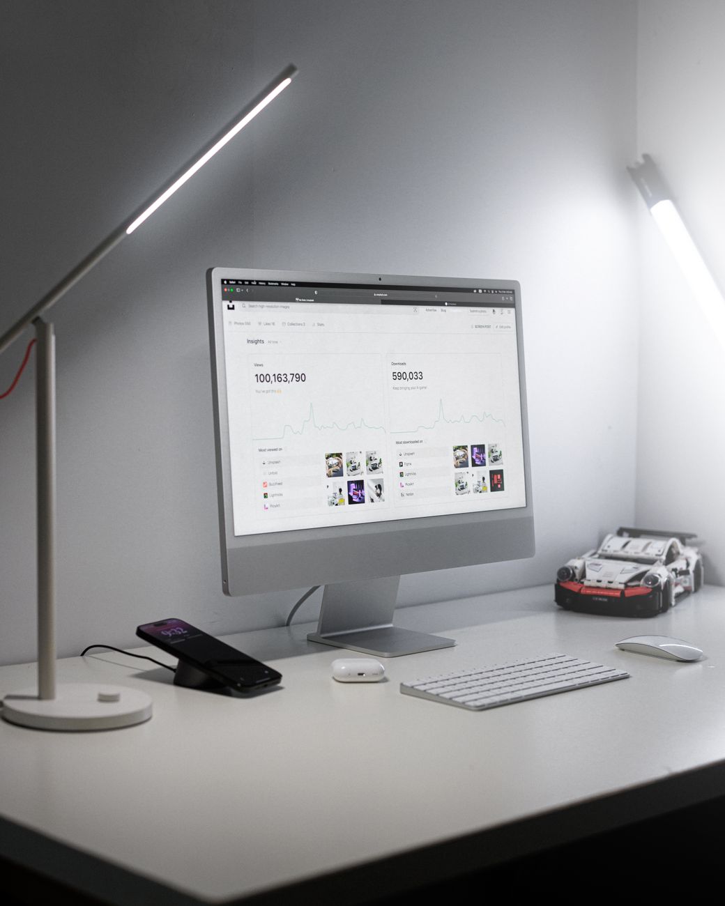 Ordinateur de bureau avec écran de suivi, clavier, souris et lampe