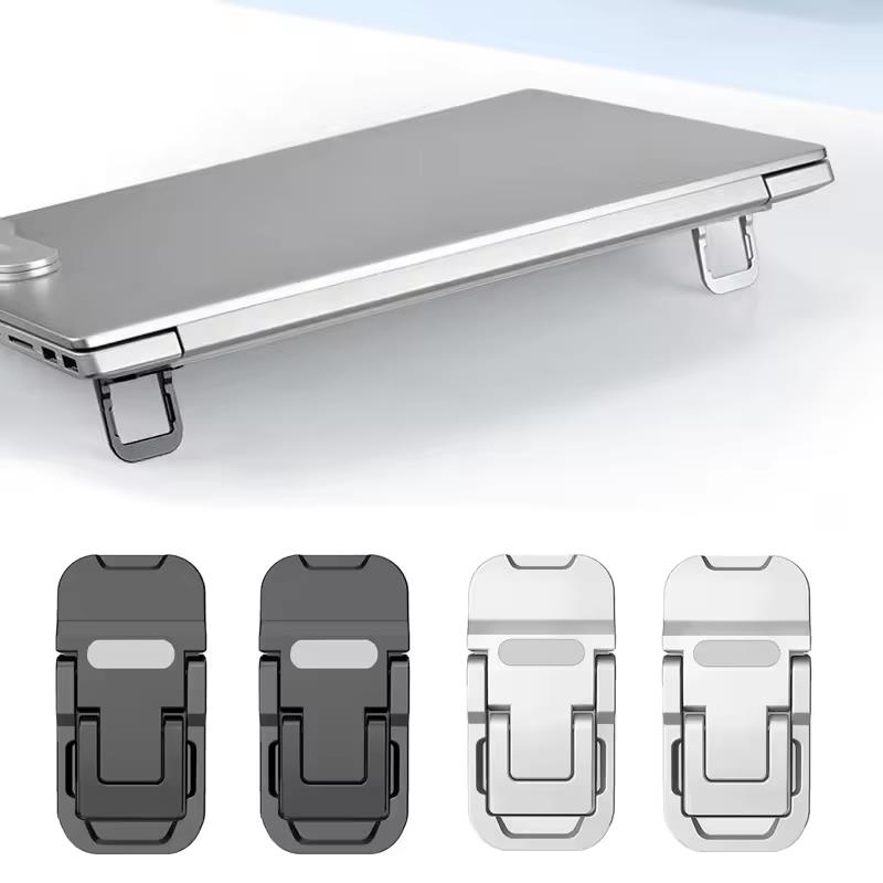 Petits supports pliables noirs et argent placés sous un ordinateur portable