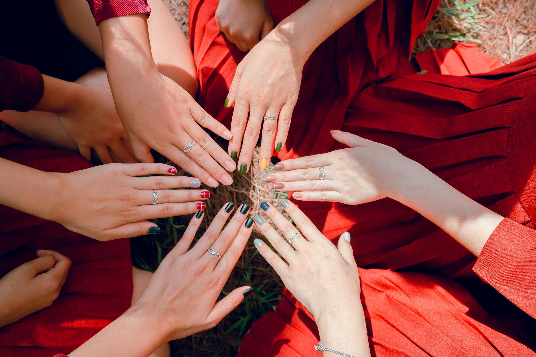 photo des mains des femmes