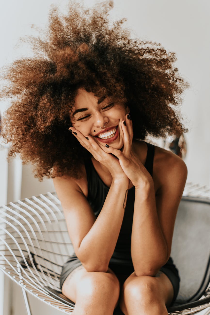 femme assise et souriant