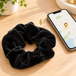 Elastico localizzatore vicino a uno smartphone con mappa e indicatore di posizione dorato
