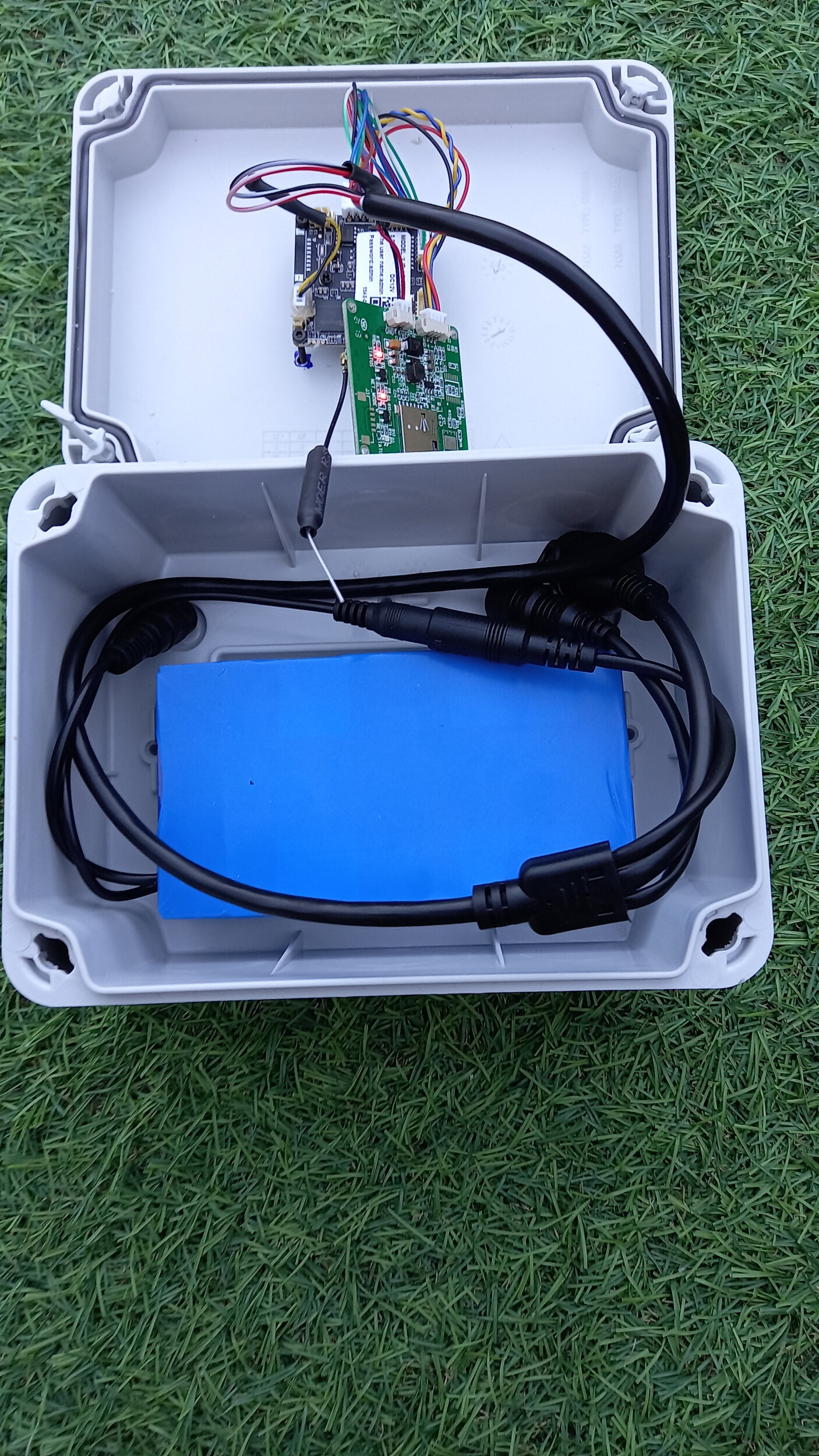 Verborgen 4G/LTE camera in aftakdoos – met batterij
