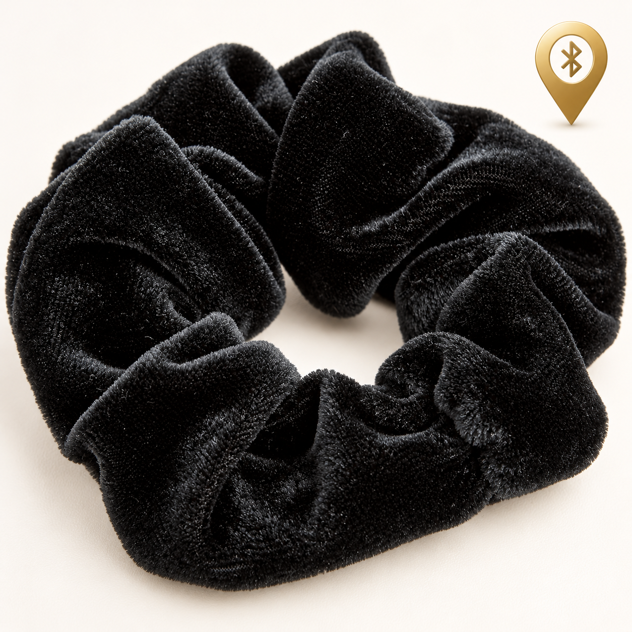 Detail van de plooien van de zwarte fluwelen scrunchie met ingebouwde tracker