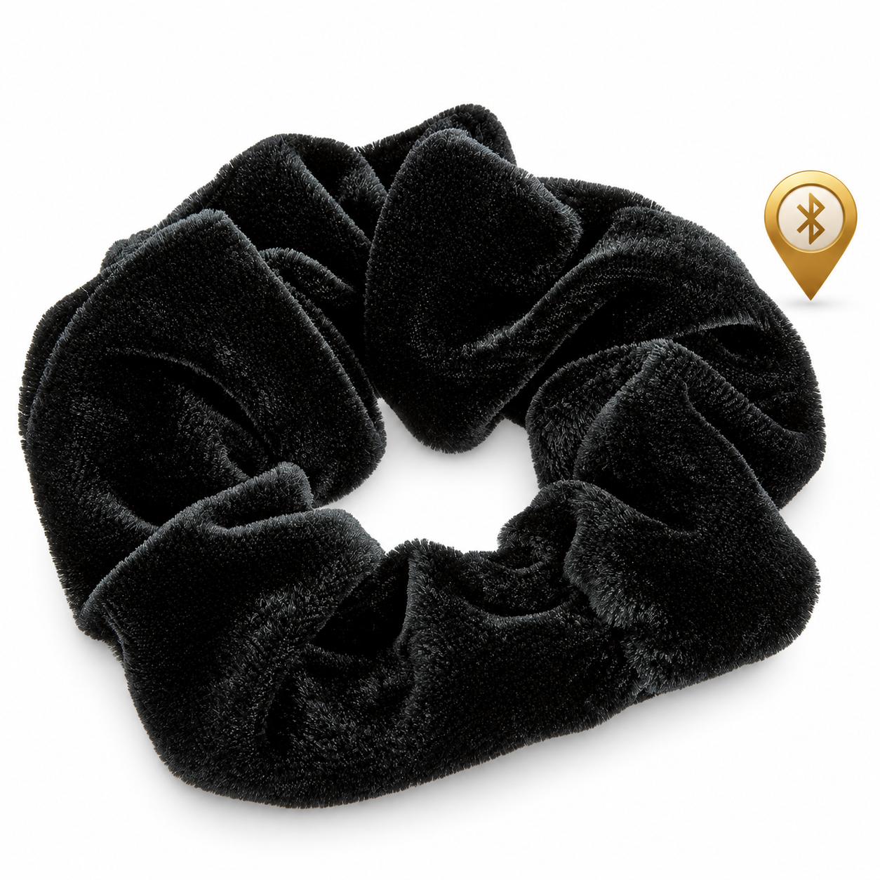 Zwarte fluwelen scrunchie met Bluetooth-tracker op witte achtergrond en gouden locatiesymbool