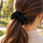 Zwarte scrunchie met Bluetooth-tracker gedragen in een paardenstaart