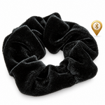 Zwarte fluwelen scrunchie met Bluetooth-tracker op witte achtergrond en gouden locatiesymbool