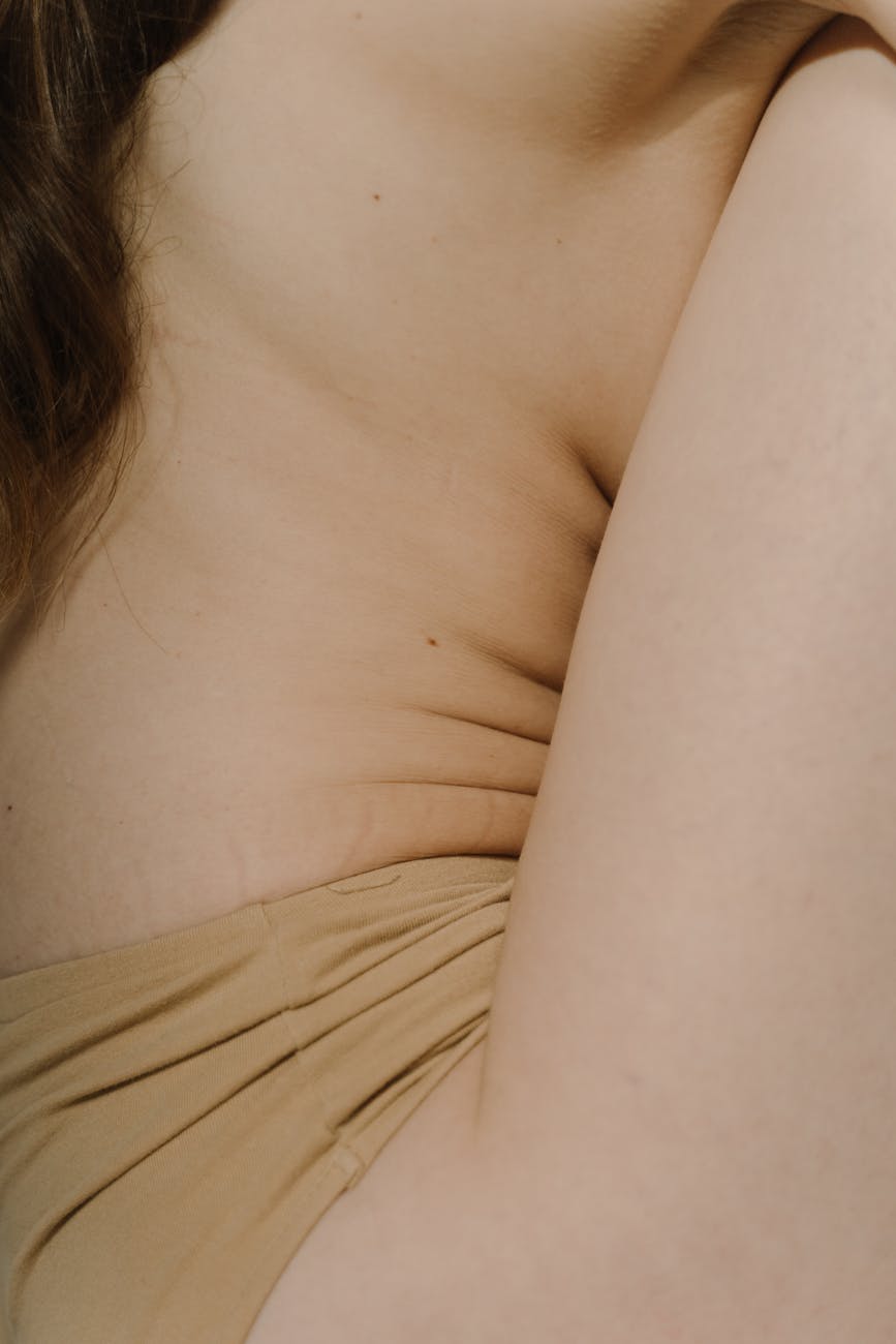gros plan sur le torse nu d une femme