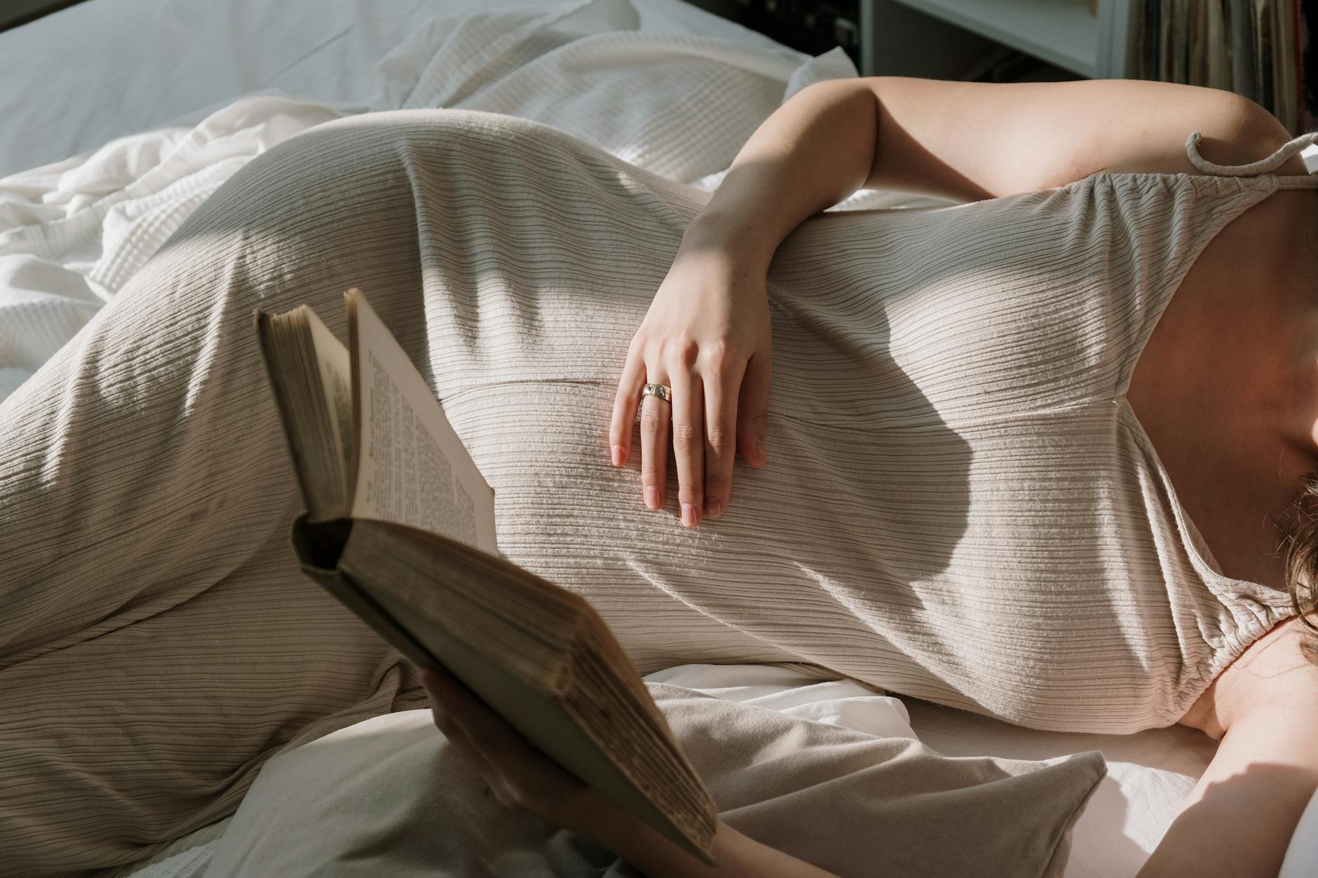 femme dans robe blanche livre lecture