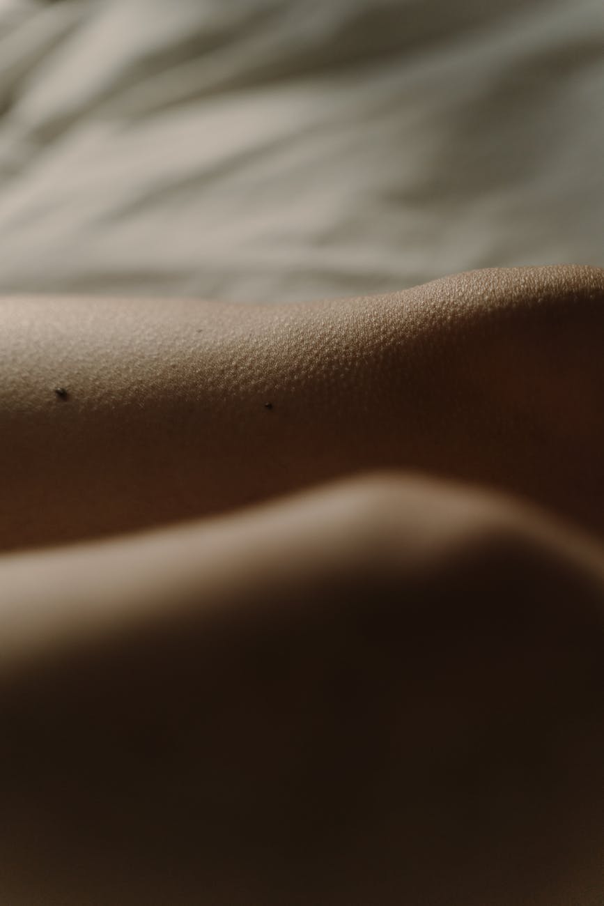 grains de beaute sur la peau d une personne