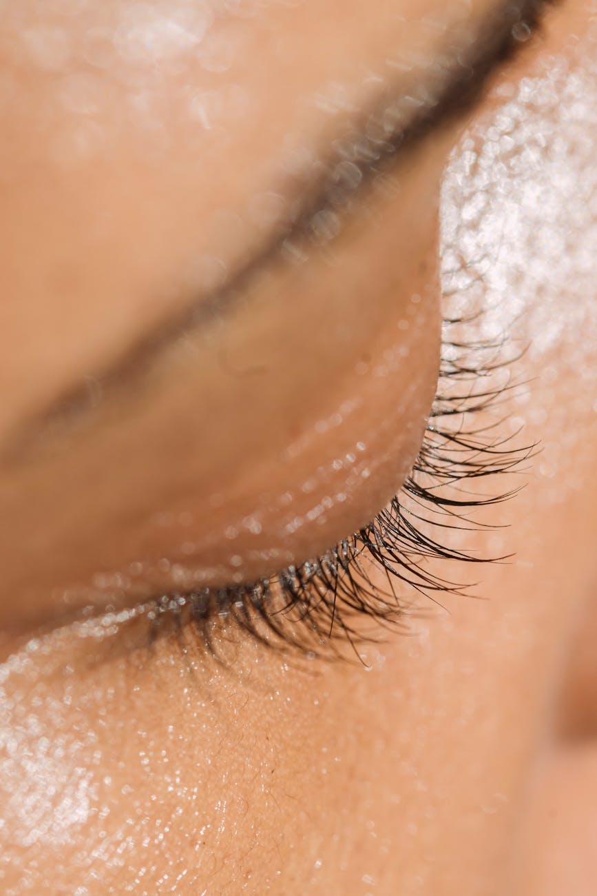 oeil ferme d une femme anonyme
