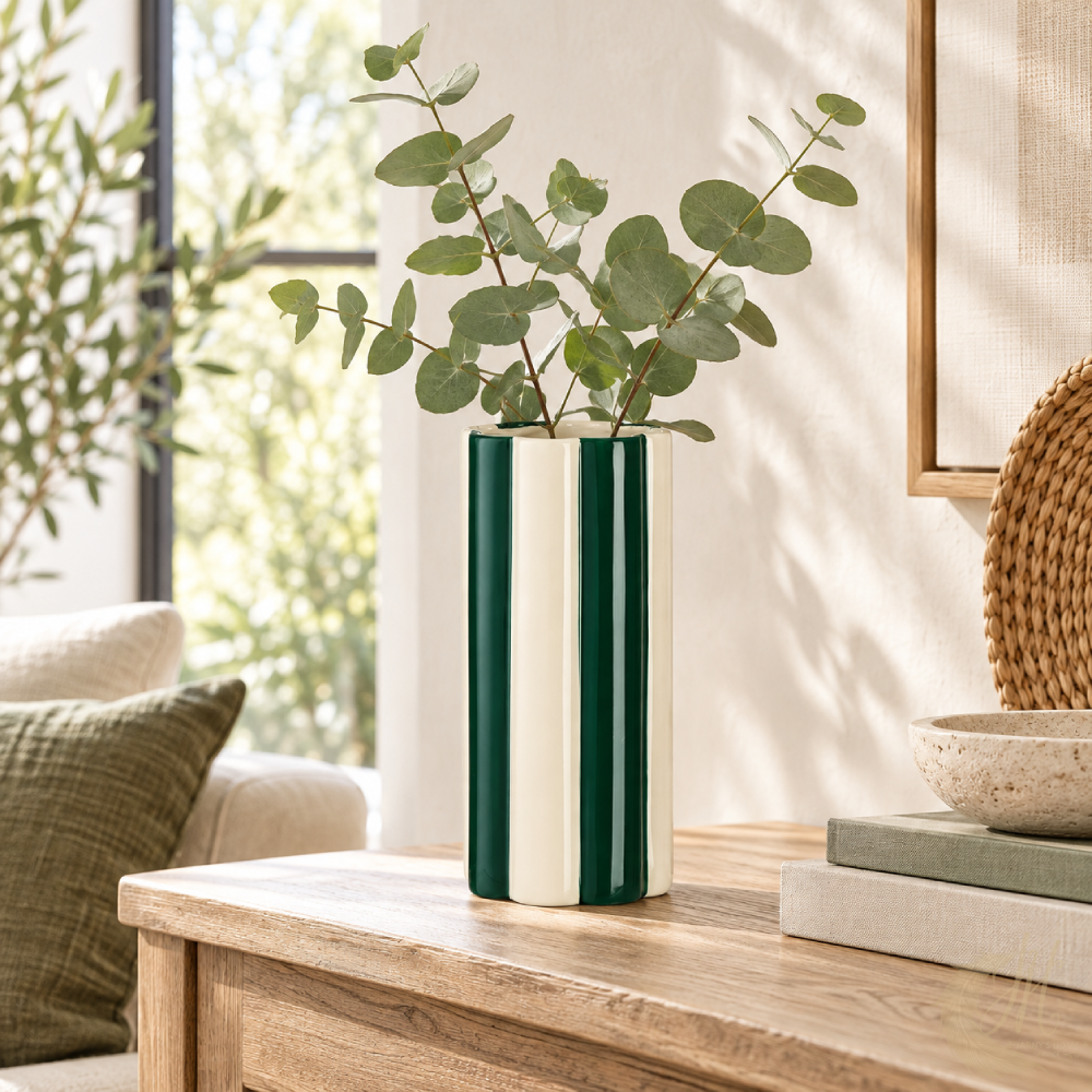 vase-ceramique-raye-vert-creme-ambiance