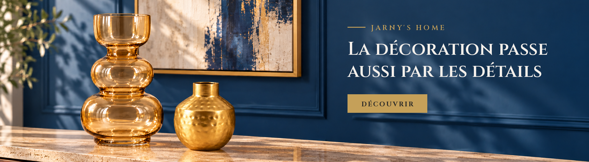 Jarny’s Home – la décoration passe aussi par les détails : vases dorés et ambrés sur un meuble, mur bleu nuit