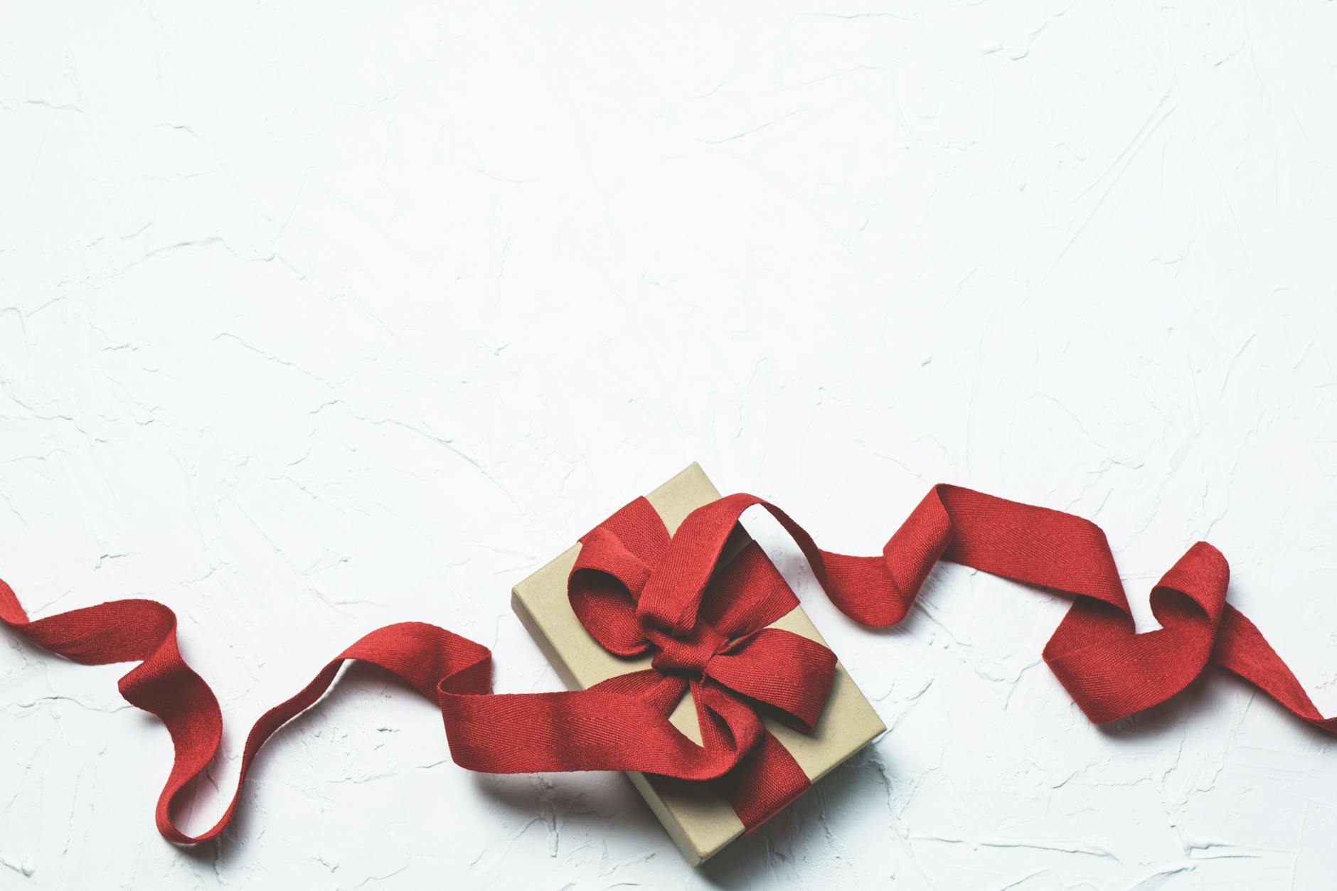 boite cadeau rouge et blanche avec noeud en ruban