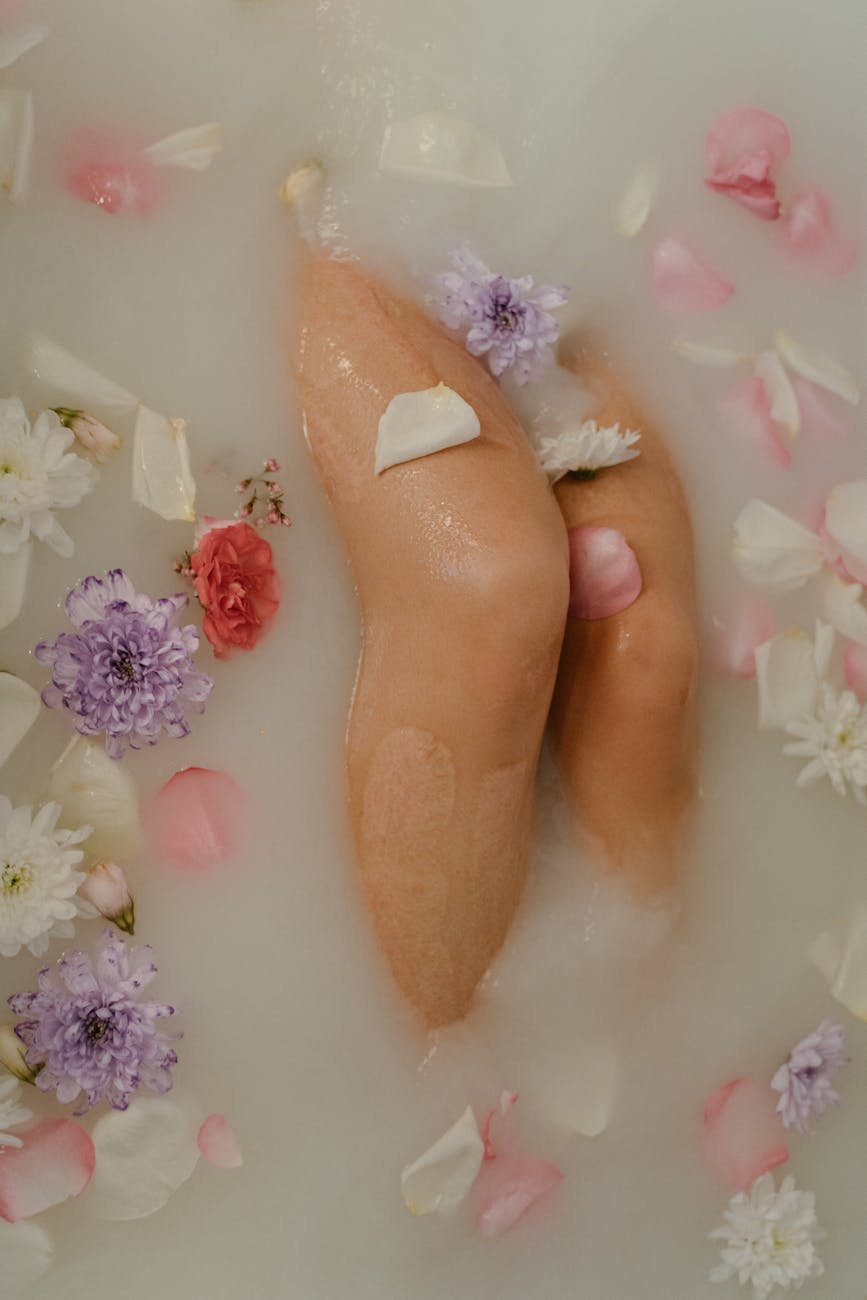 des fleurs sur une baignoire