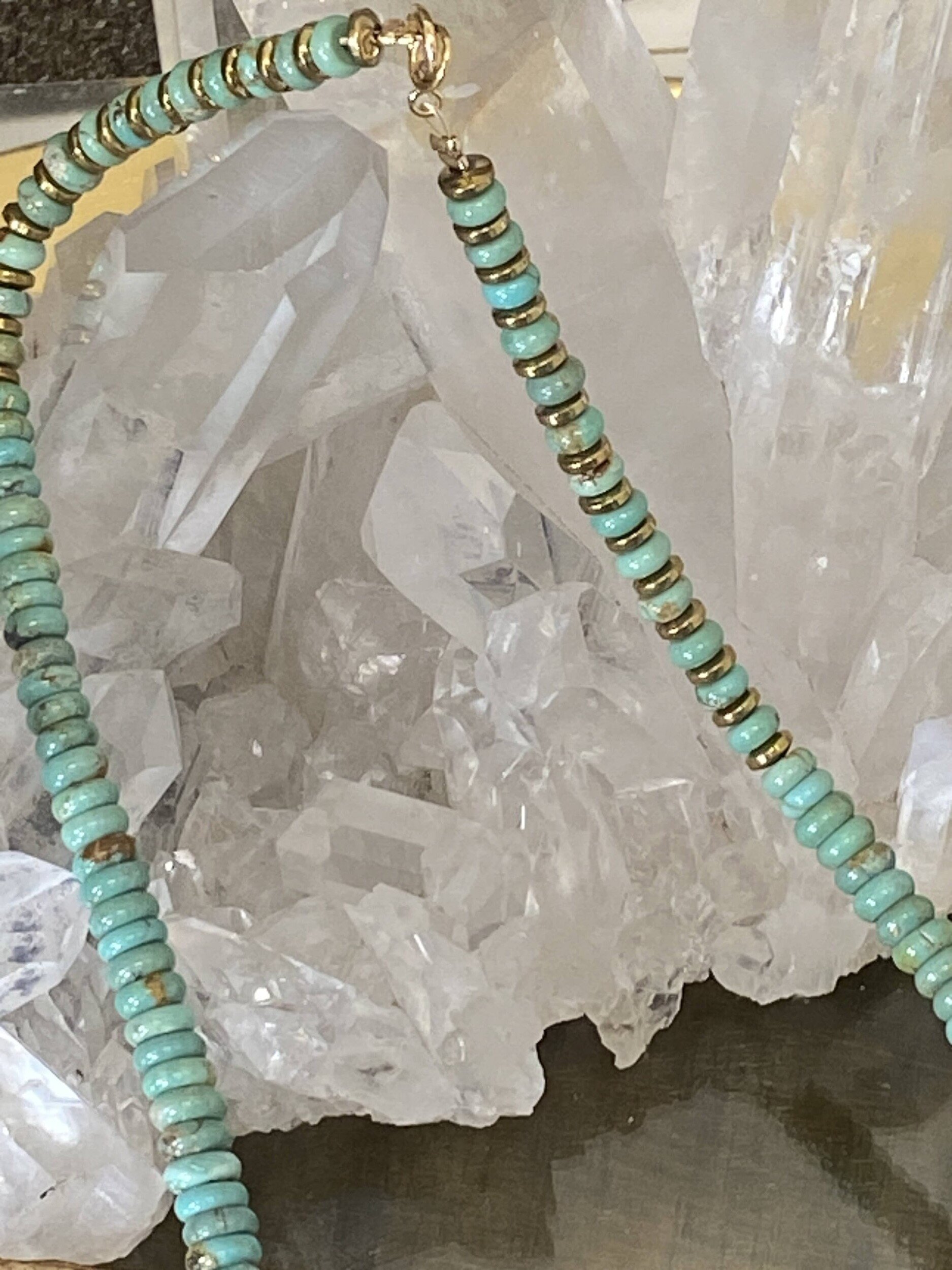 les-pierres-de-tol-collier-en-vraies-turquoises-rondelles-hématites-dorées-bleu-vert-or