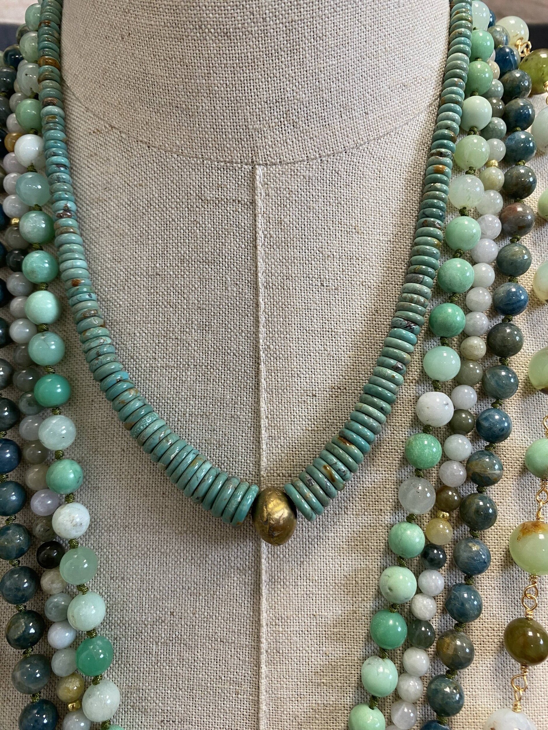 les-pierres-de-tol-collier-en-vraies-turquoises-rondelles-hématites-dorées-bleu-vert-or.(1)JPG