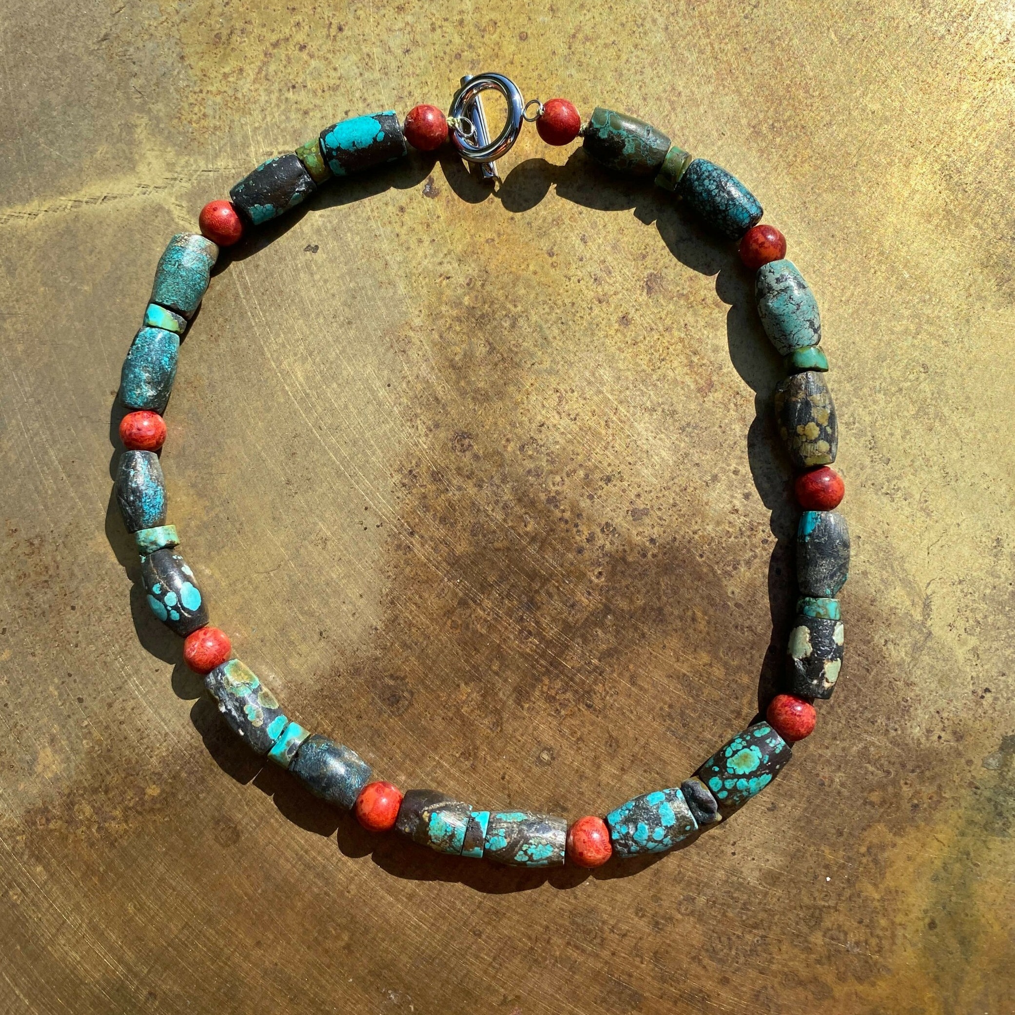 Collier ras du cou en turquoise et gorgone rouge, vue d’ensemble