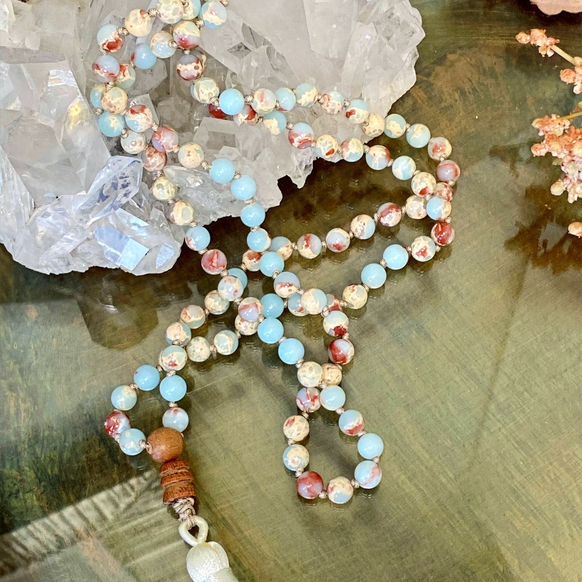 Collier mala en jaspe peau de serpent, vue d’ensemble