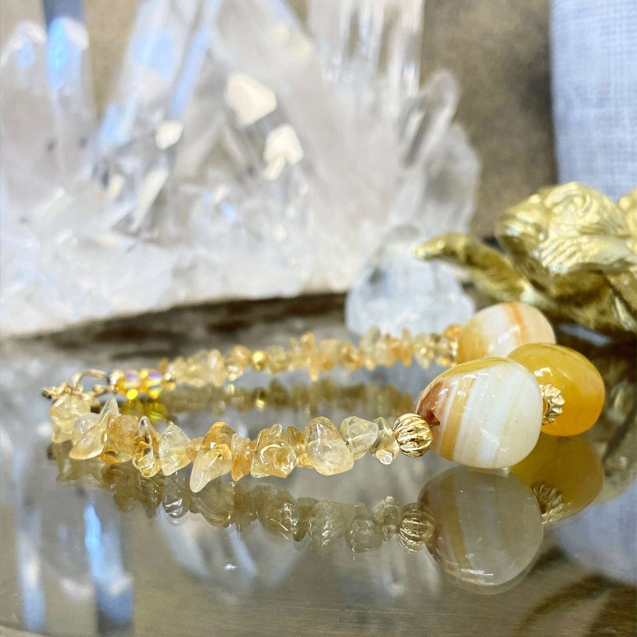 Détail des citrines et cristaux facettés jaunes