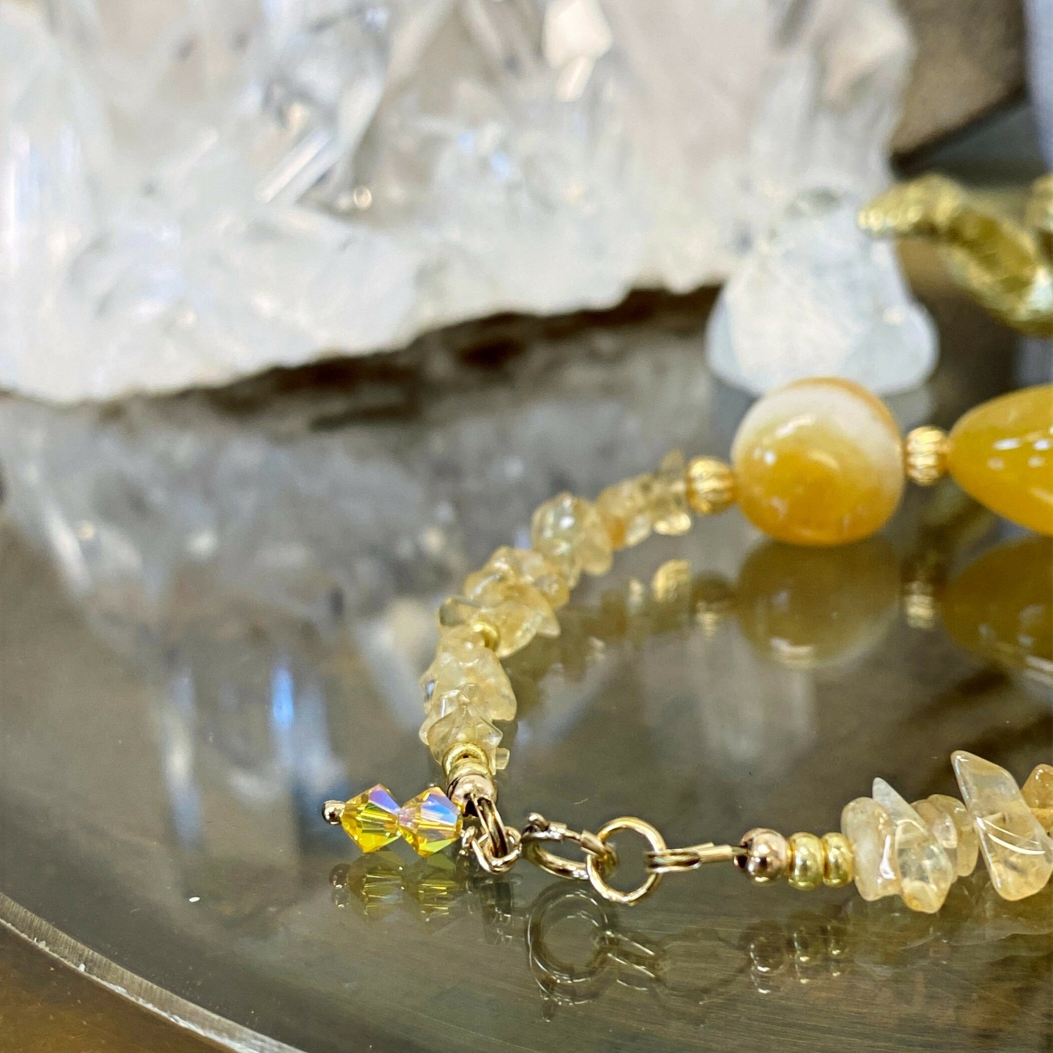 Bracelet en agates jaunes porté au poignet