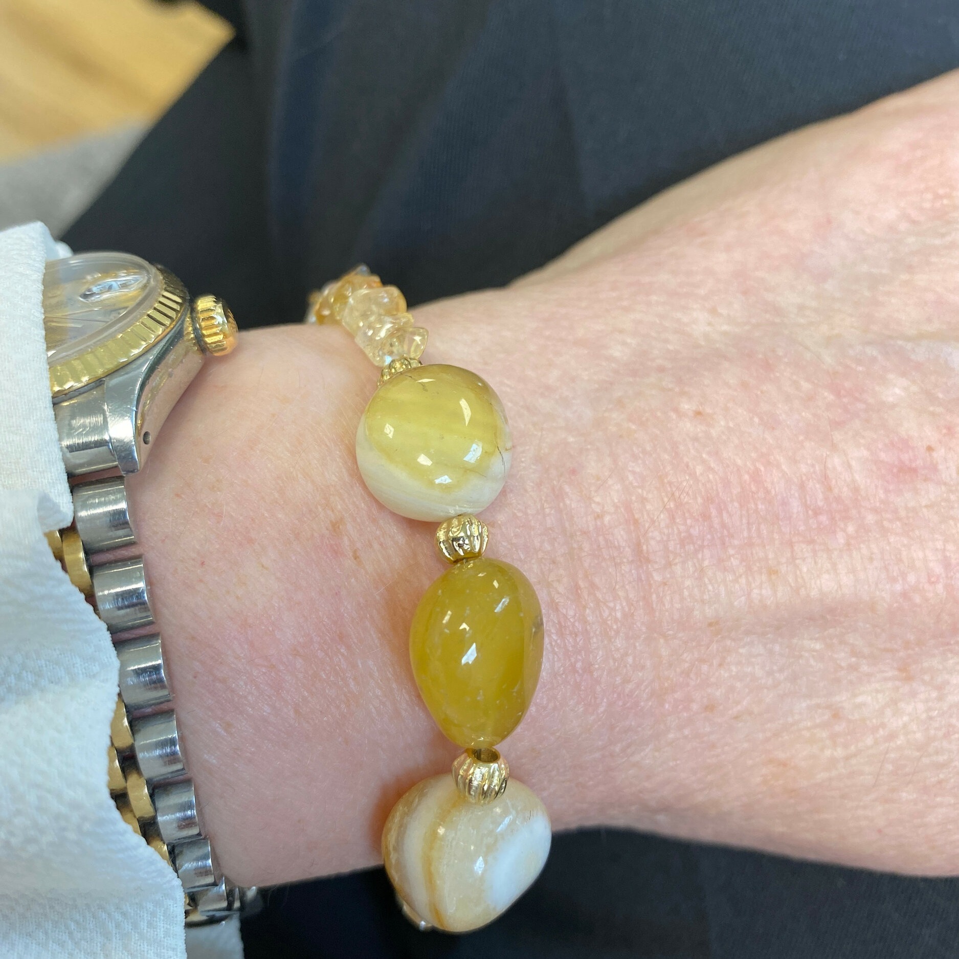 Gros plan sur les pierres du bracelet en agates jaunes
