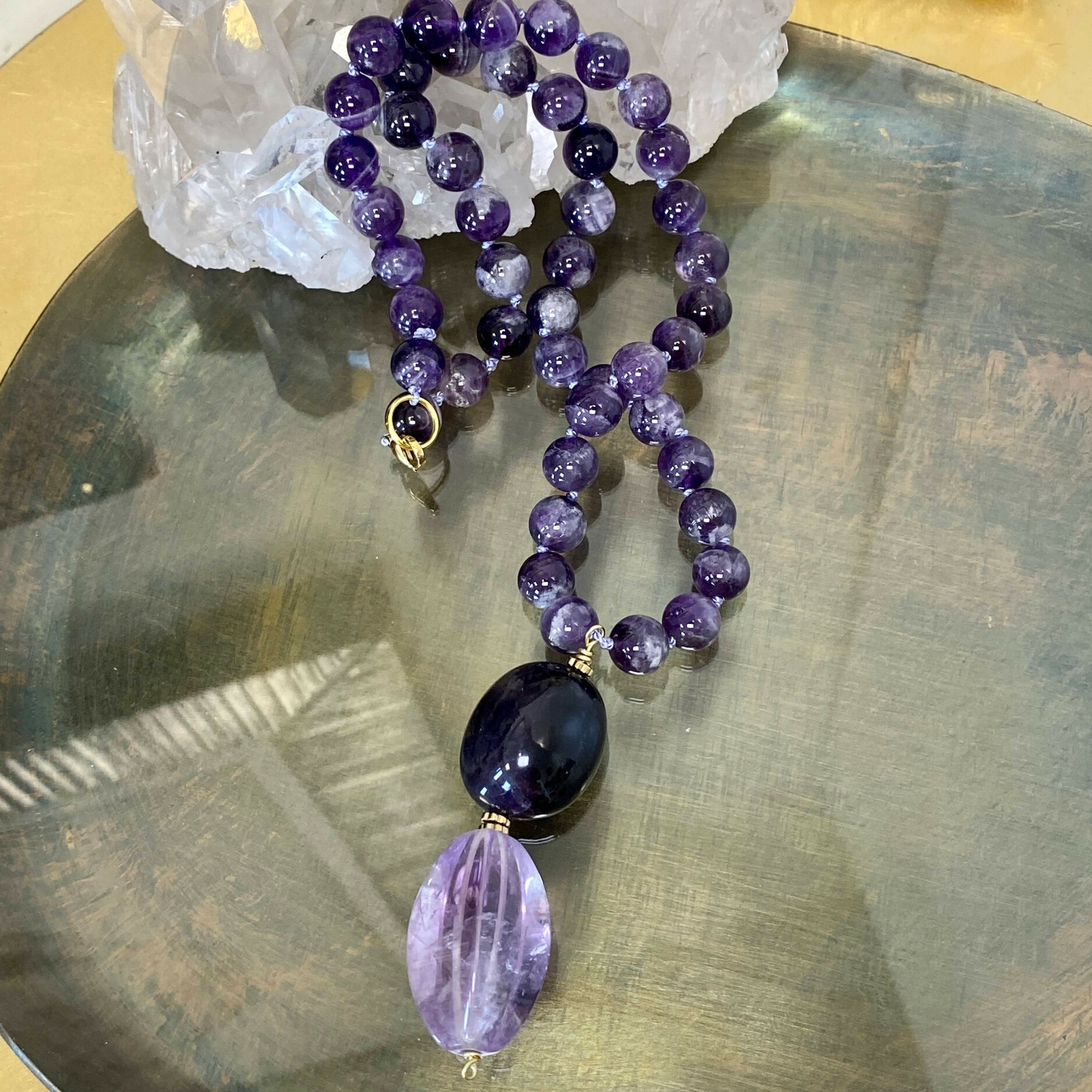 Collier en améthyste et hématites dorées, vue d’ensemble