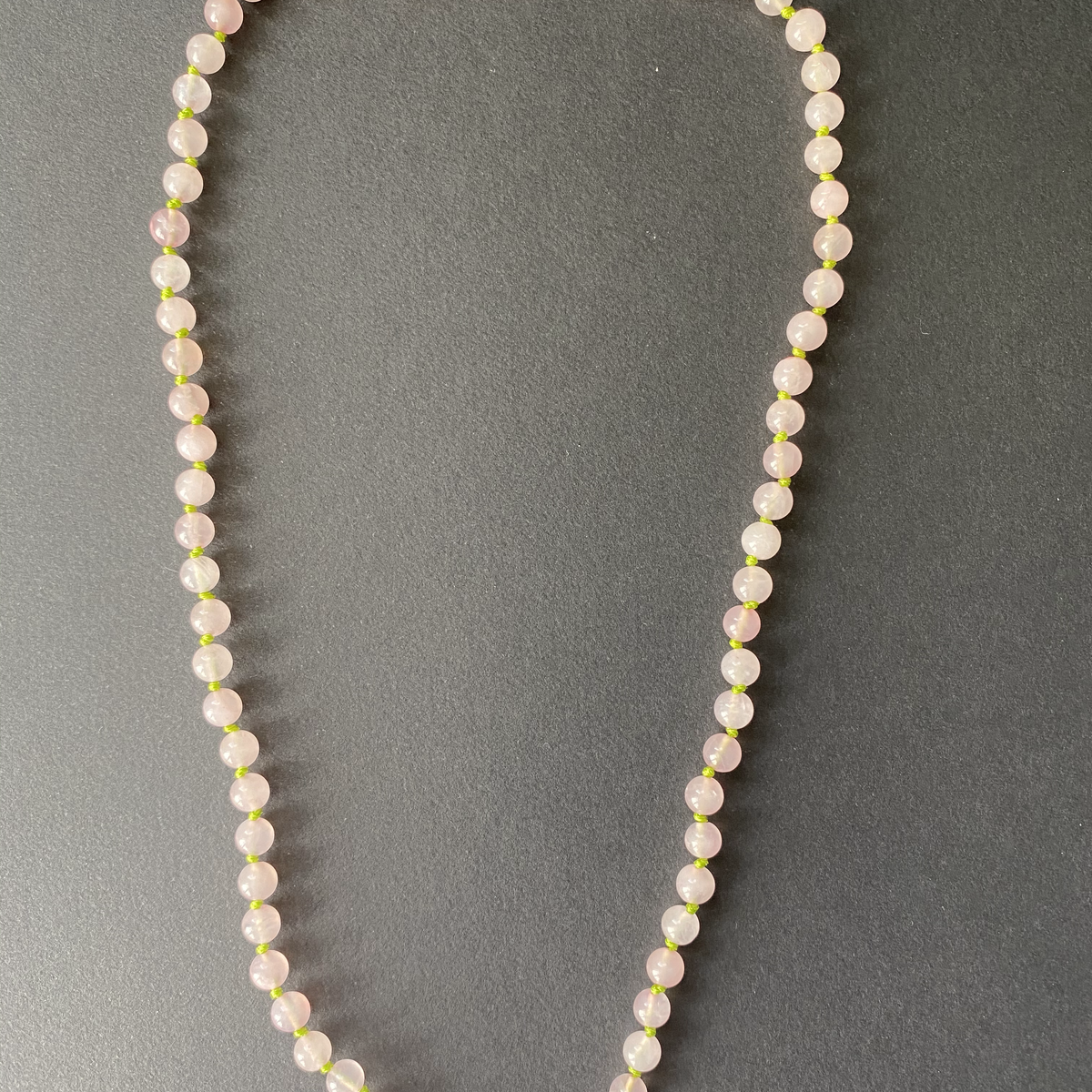 Collier en quartz rose noué à la main, pièce unique 3
