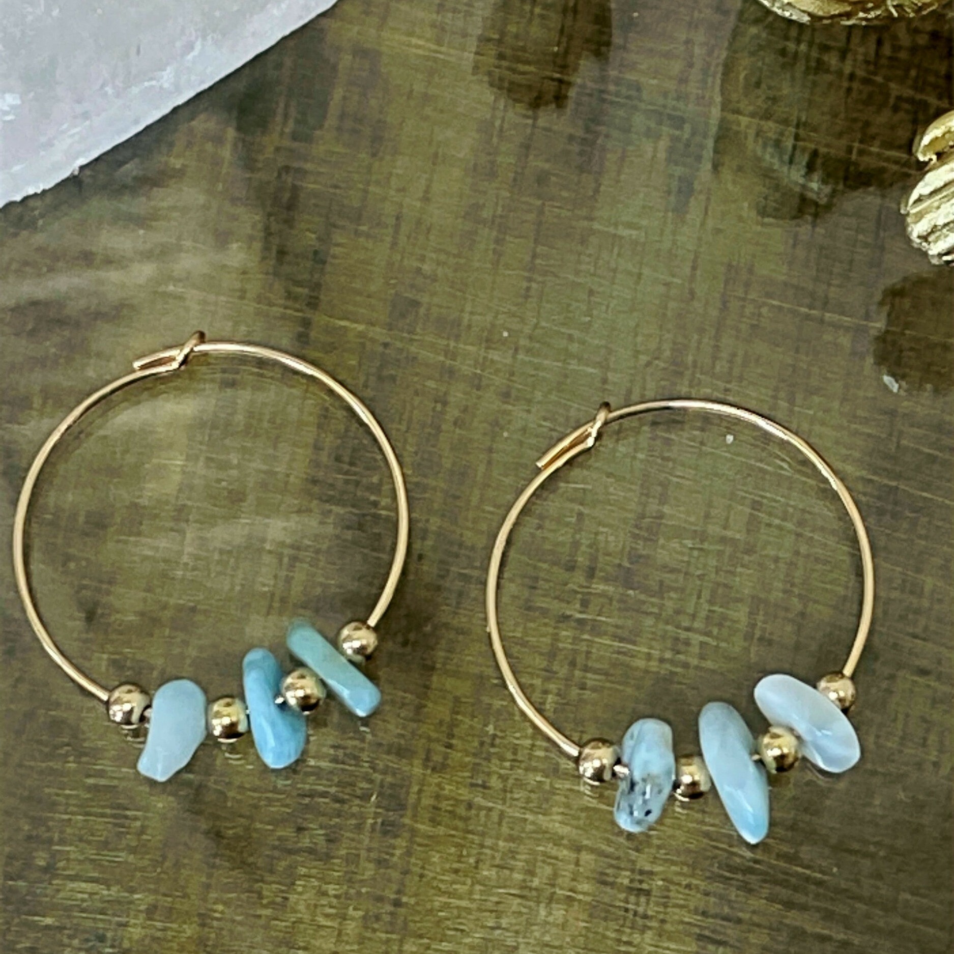 Créoles en or laminé et pierres naturelles 3