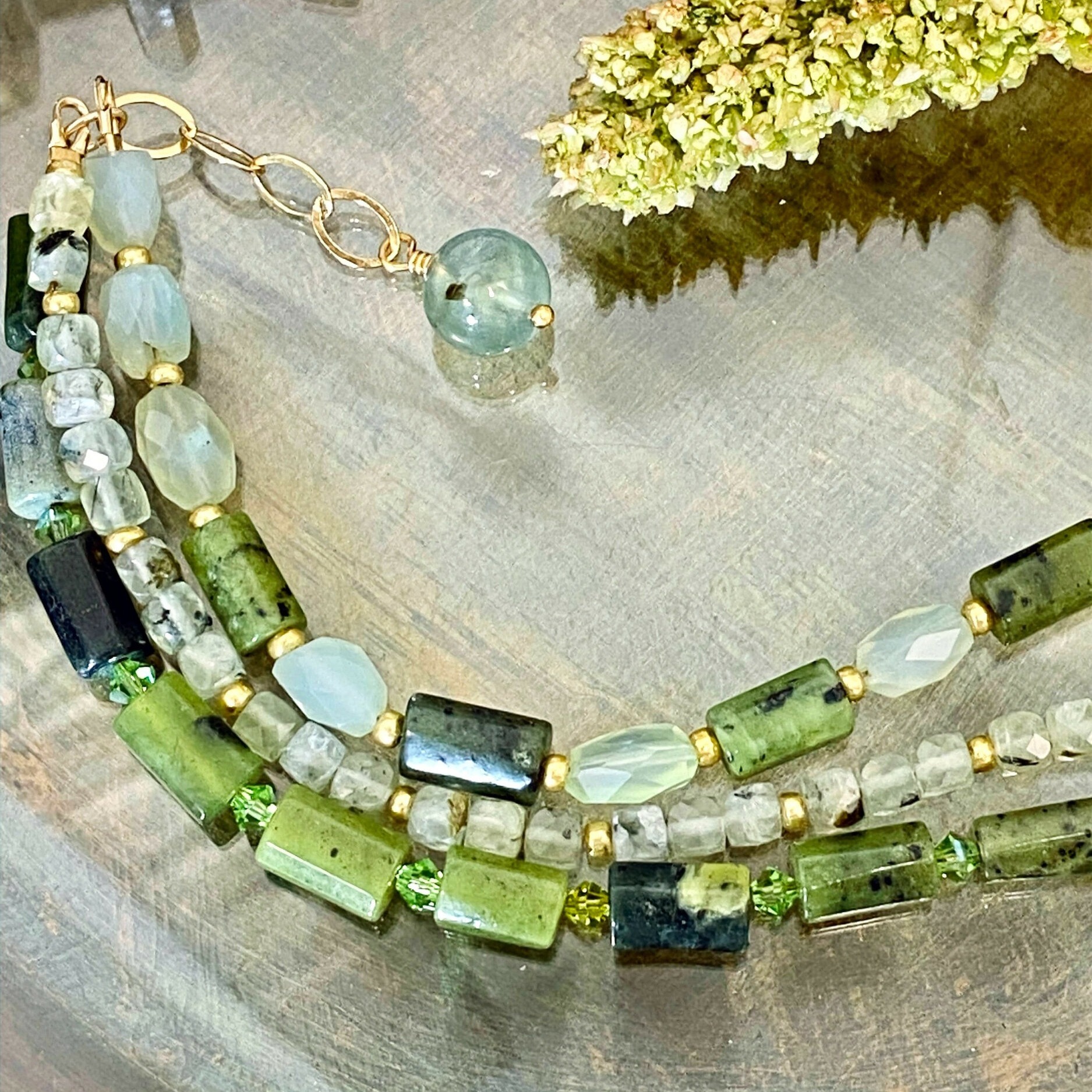 Bracelet triple rang en jade et calcédoine verte 3