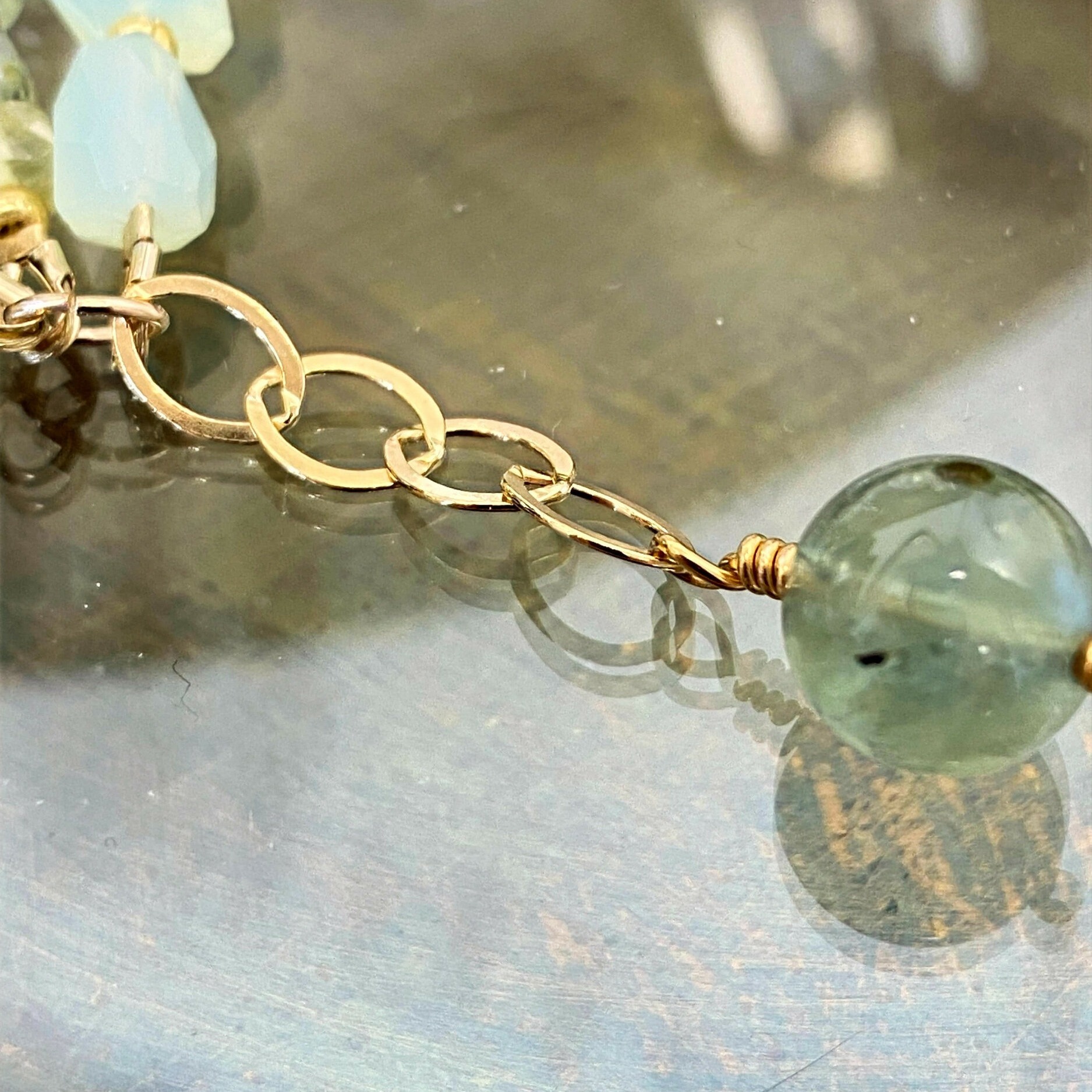 Bracelet triple rang en jade et calcédoine verte 4