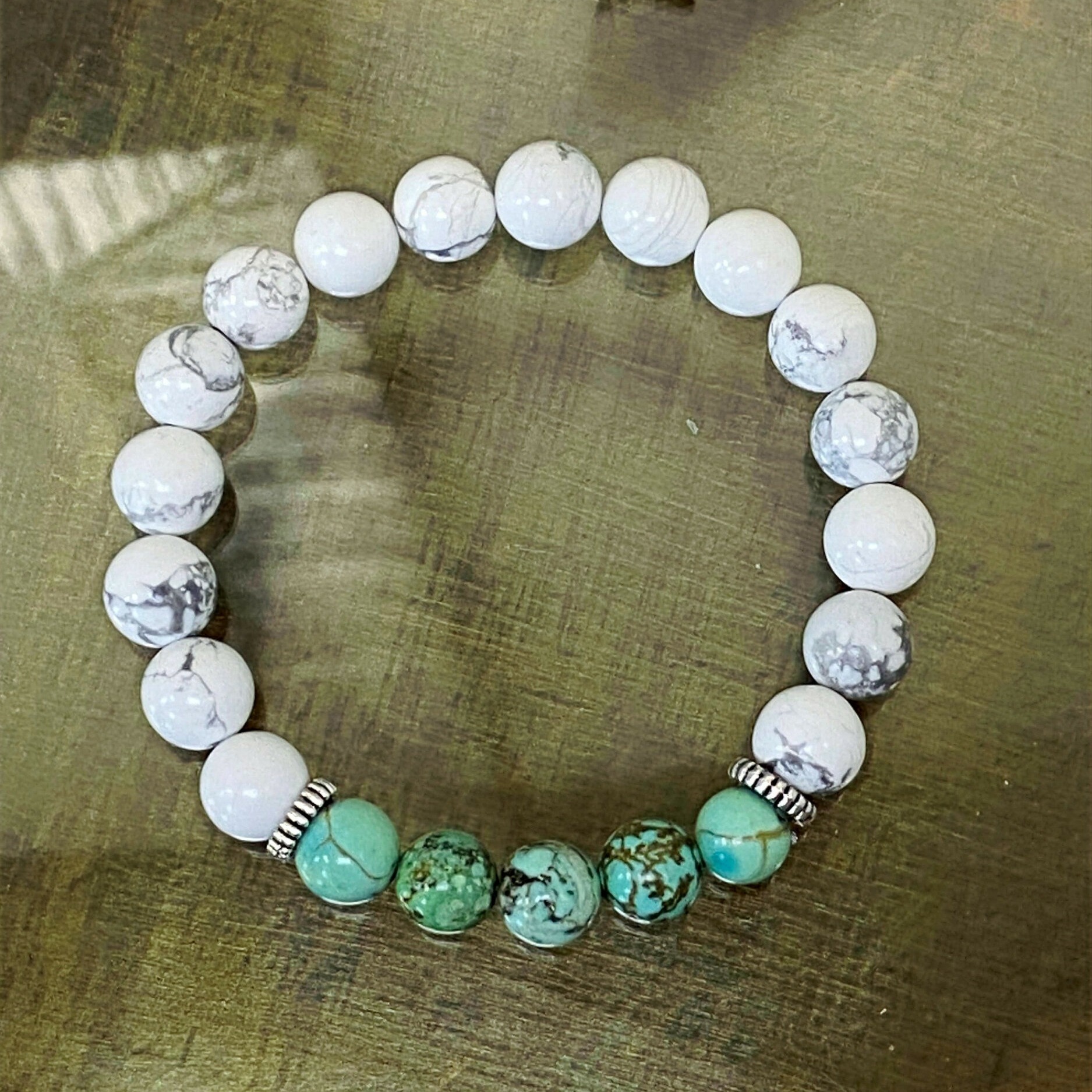 Bracelet en turquoise véritable et howlite avec intercalaires argentés